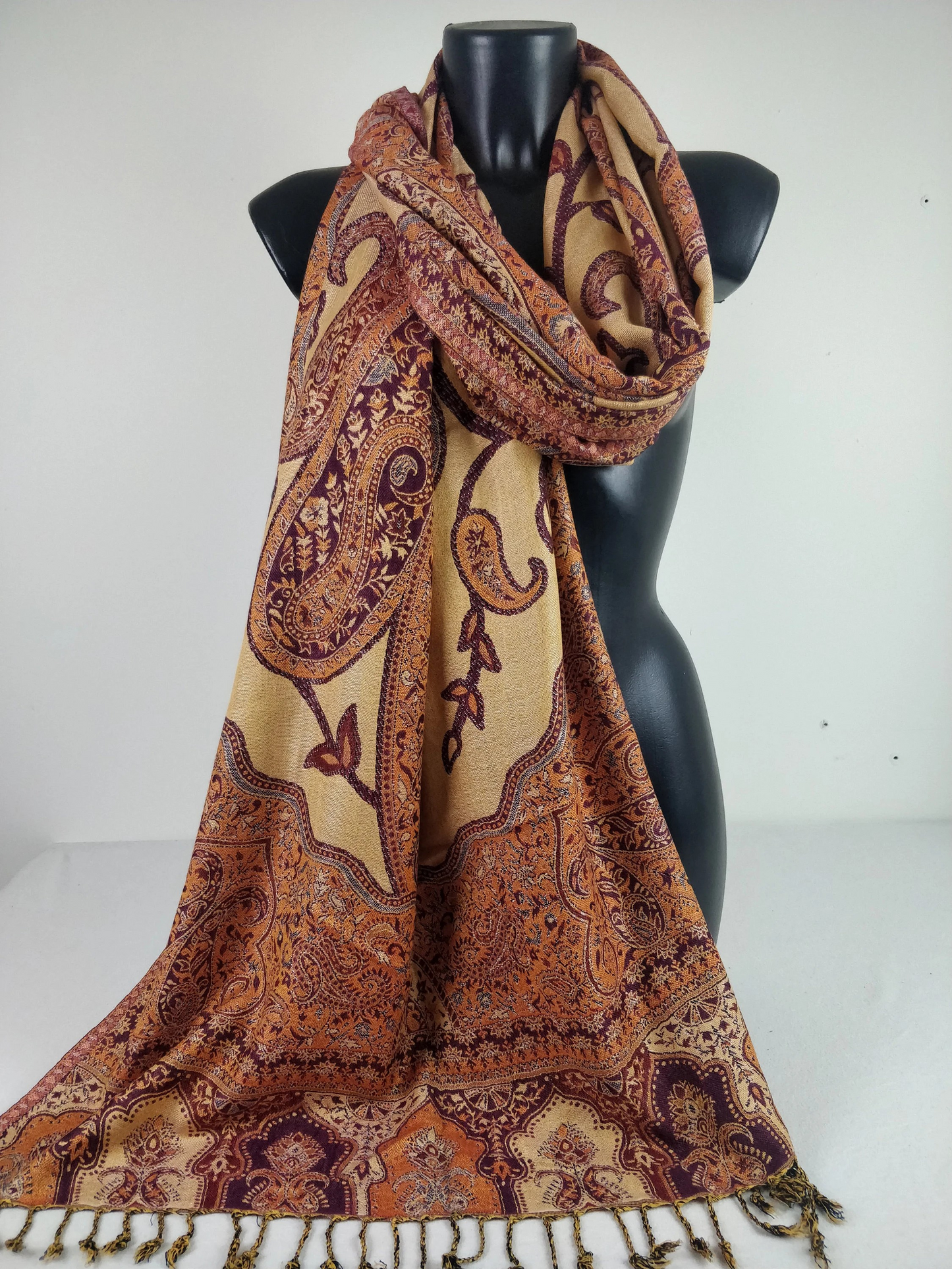 Pashmina vintage Hantra en viscose. Echarpe réversible aux motifs paisley rouge.