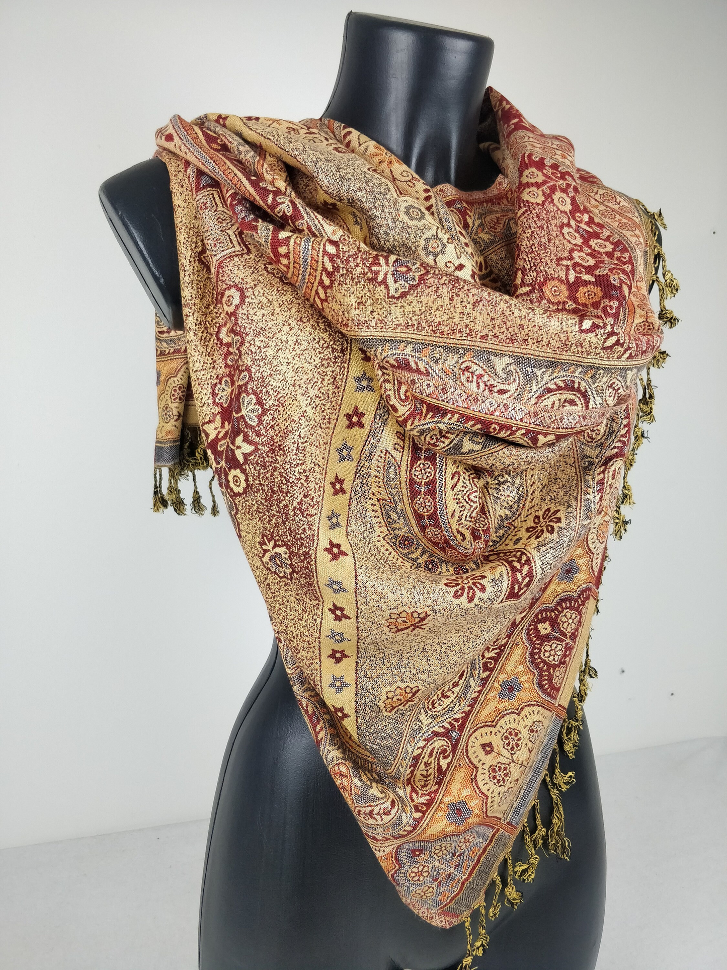 Pashmina vintage Hantra en viscose. Echarpe réversible aux motifs ethnique rouge et crème.