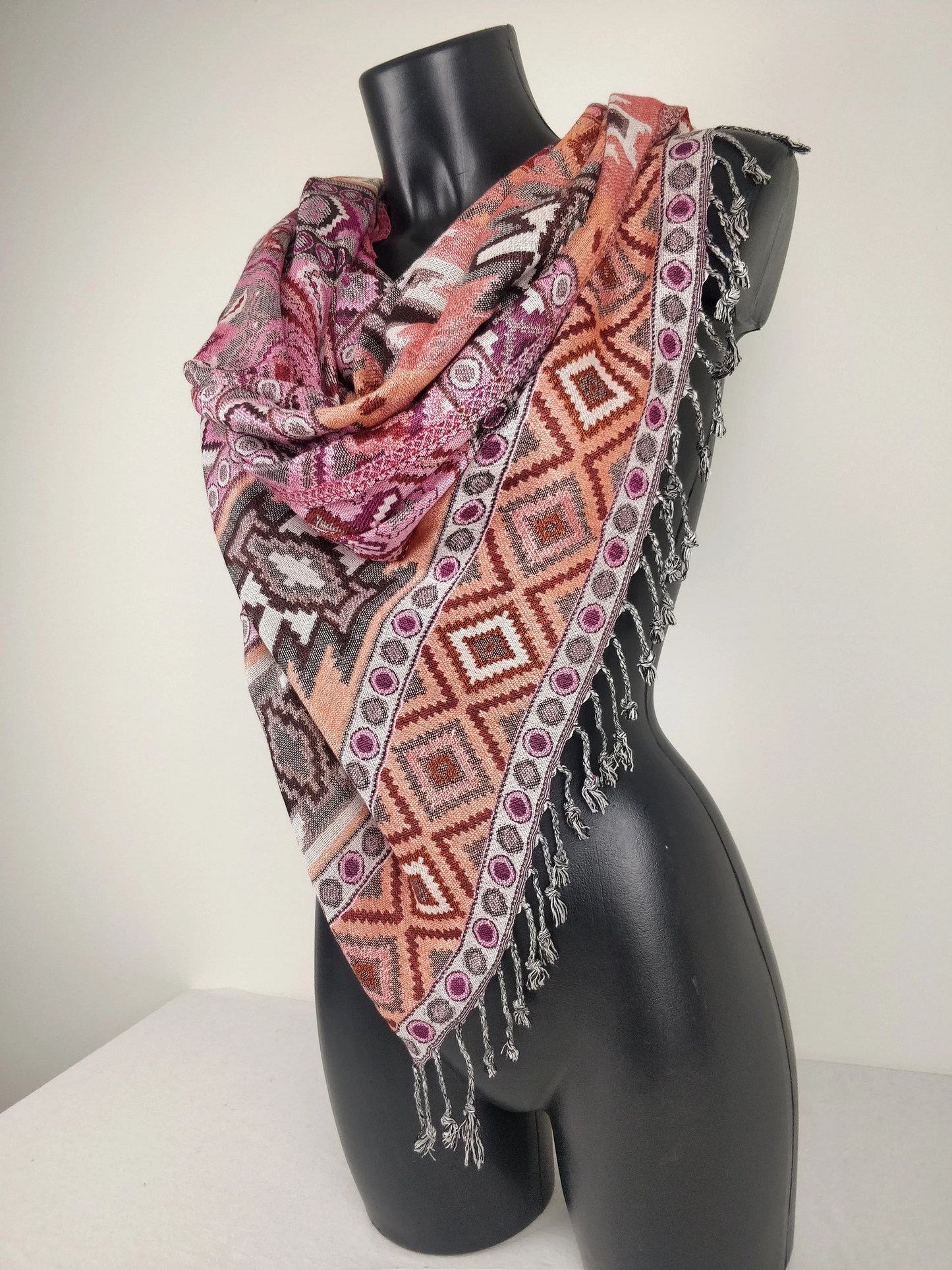 Pashmina Jyoti en viscose multicolore et réversible. Echarpe motif inca, tons rose.