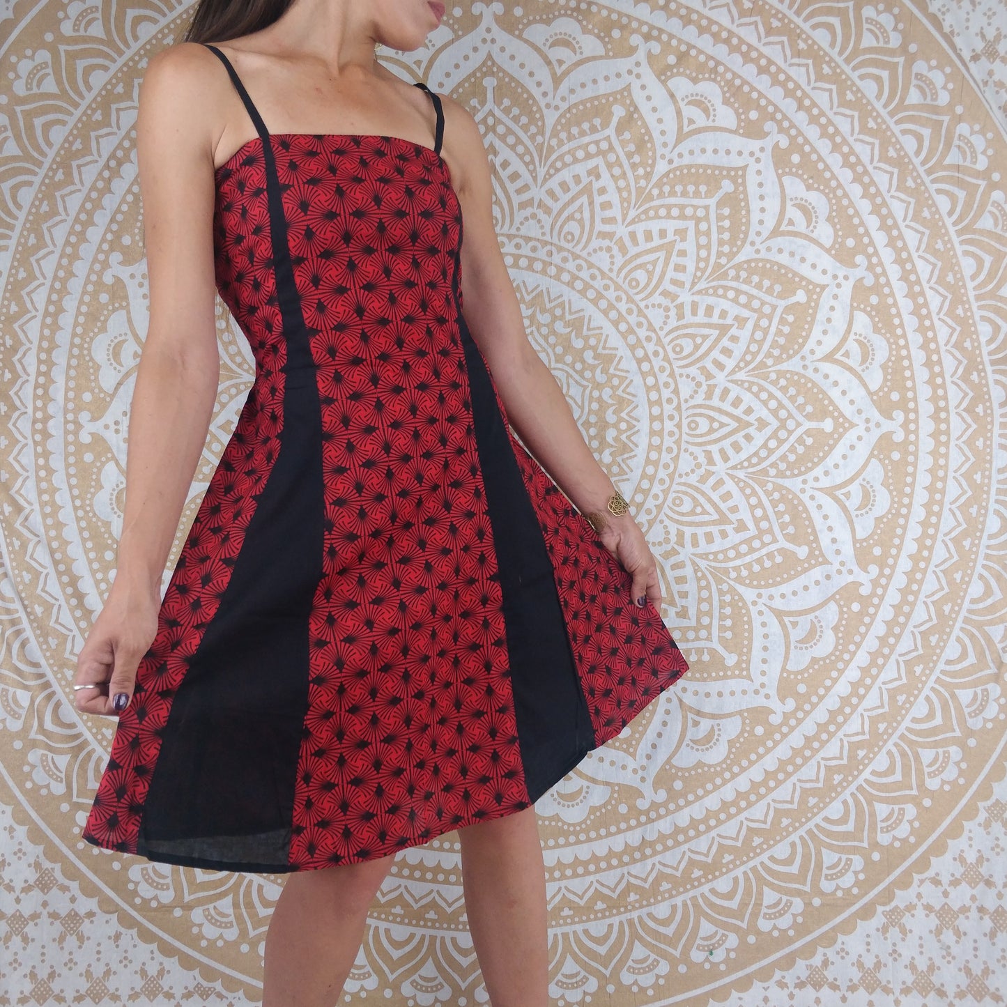 Robe courte Arani en coton. Imprimé géométrique rouge et noir.