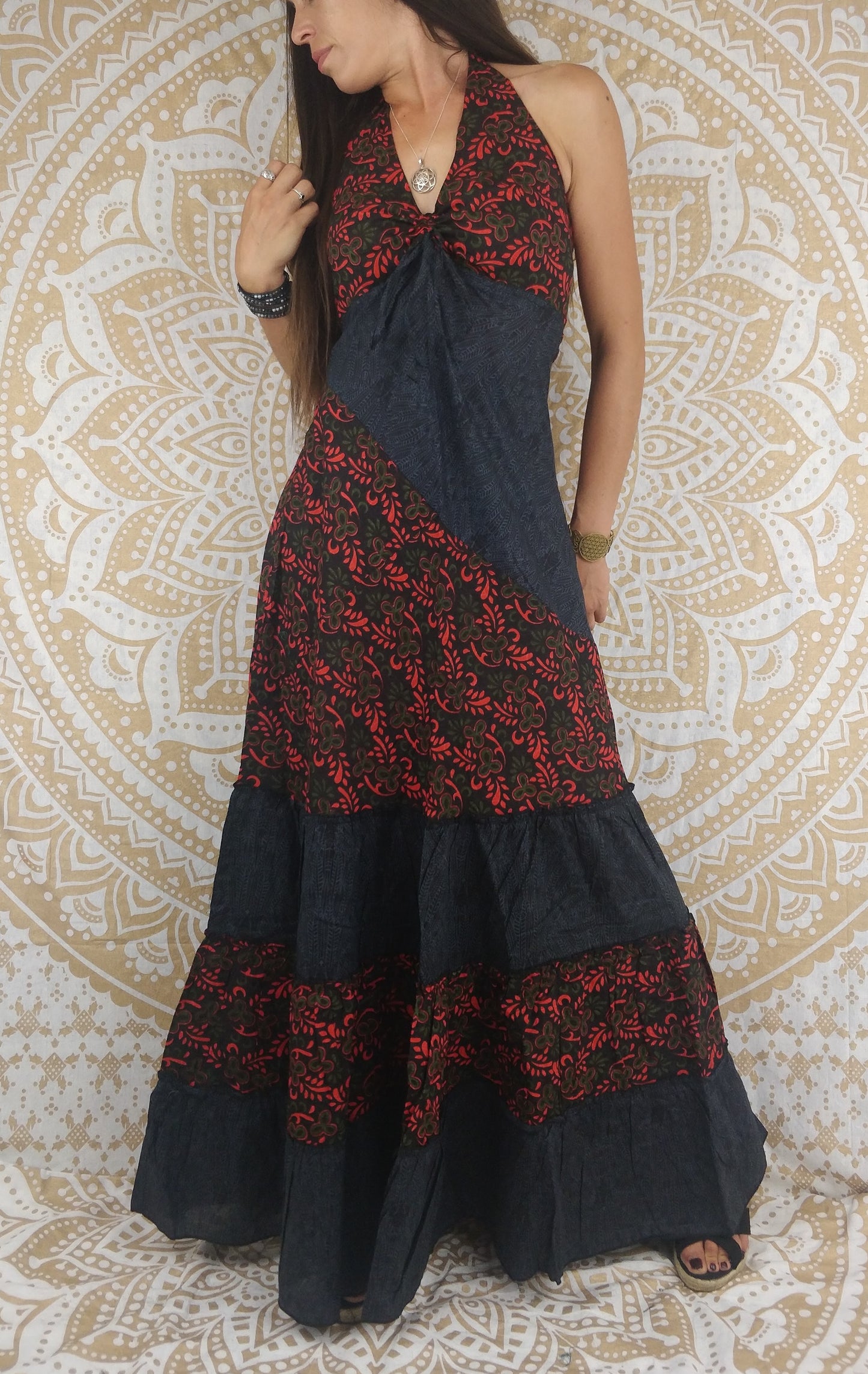 Robe longue Patiala en coton. Robe d'été bicolore, bohème chic. Imprimé feuilles rouges et Plumes Grise