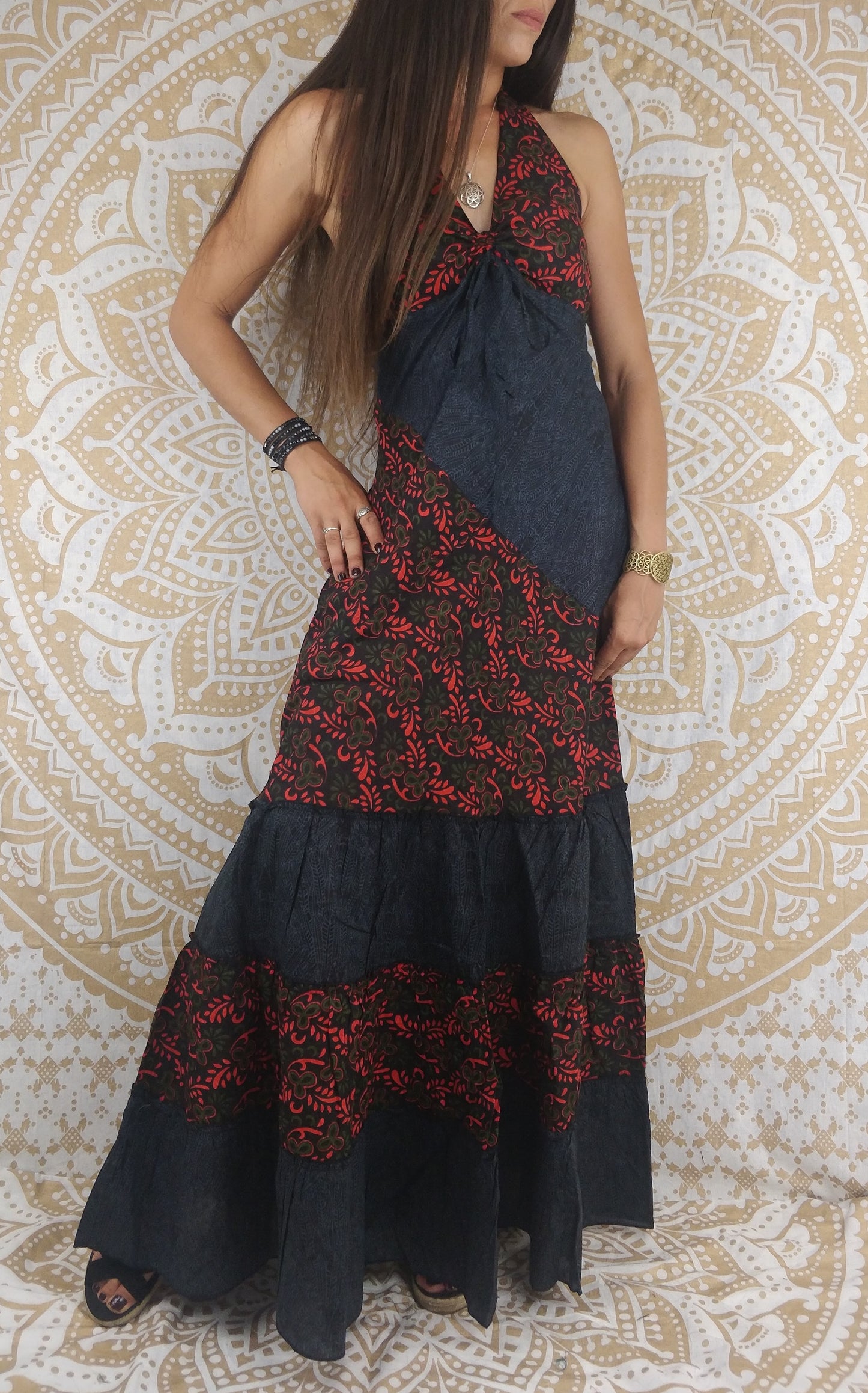 Robe longue Patiala en coton. Robe d'été bicolore, bohème chic. Imprimé feuilles rouges et Plumes Grise