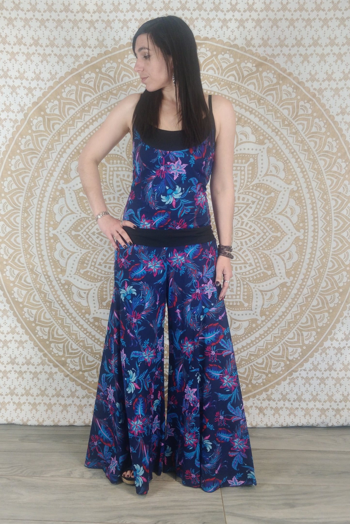 Combinaison femme Mohana en coton. Jumpsuit patte d'éléphant. Imprimé fleuri bleu.