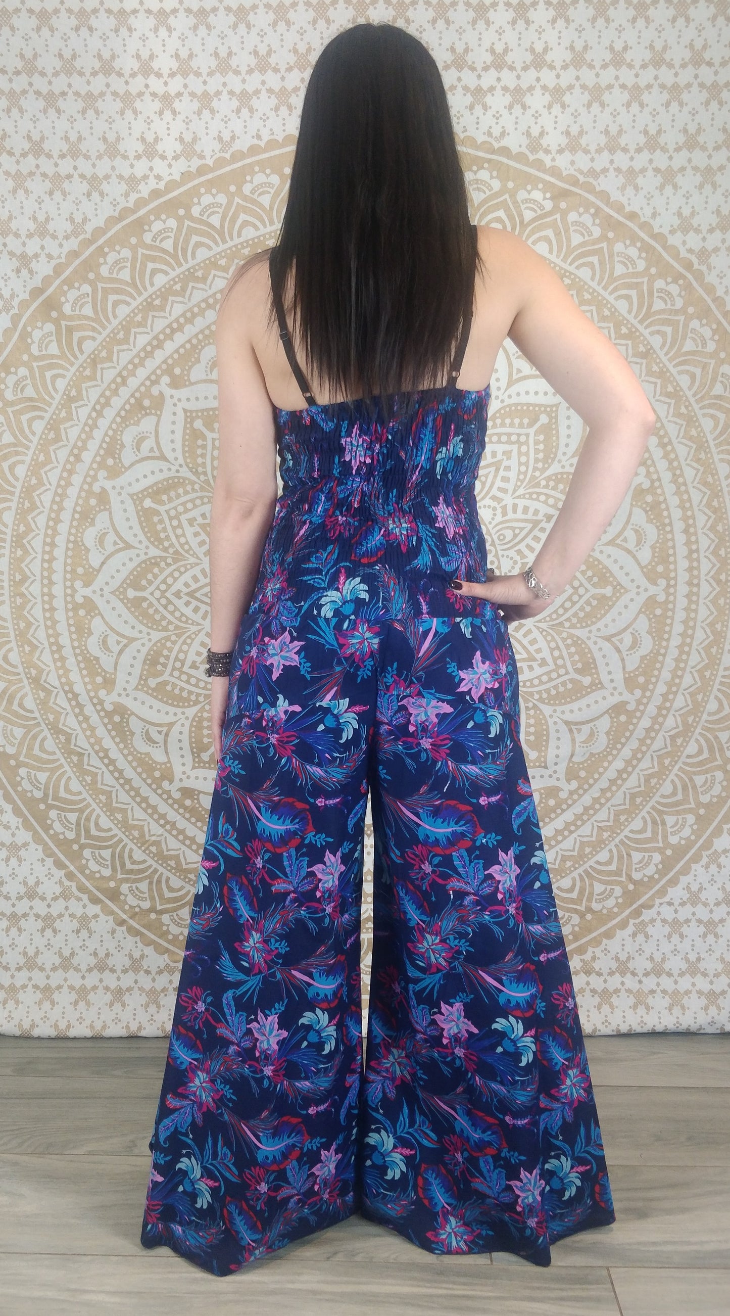 Combinaison femme Mohana en coton. Jumpsuit patte d'éléphant. Imprimé fleuri bleu.