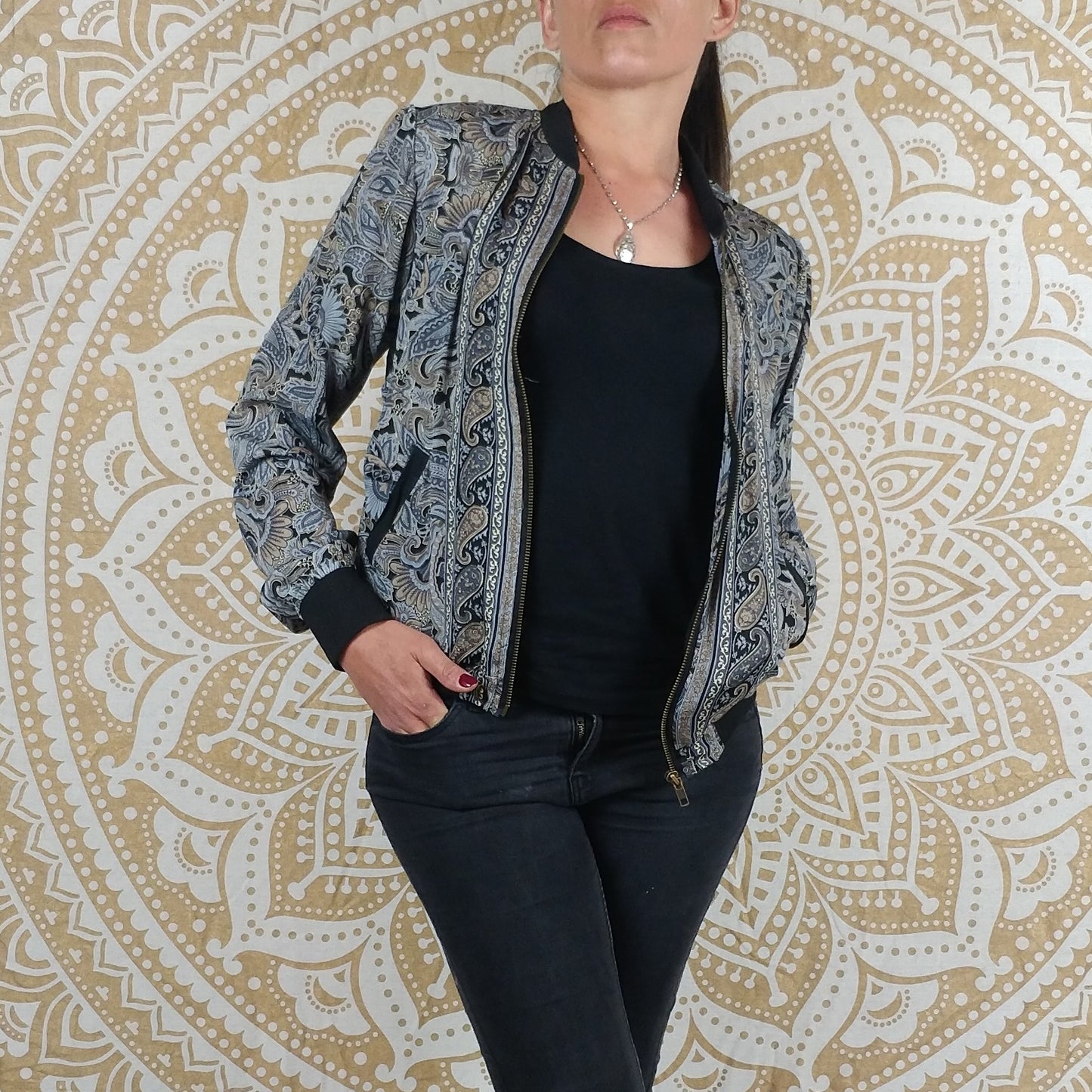 Veste bomber Narayan en soie indienne. Imprimé paisley gris et noir.