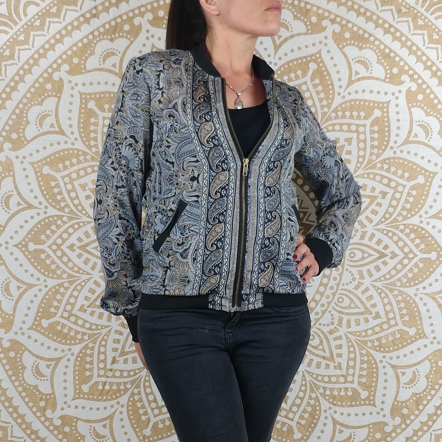 Veste bomber Narayan en soie indienne. Imprimé paisley gris et noir.