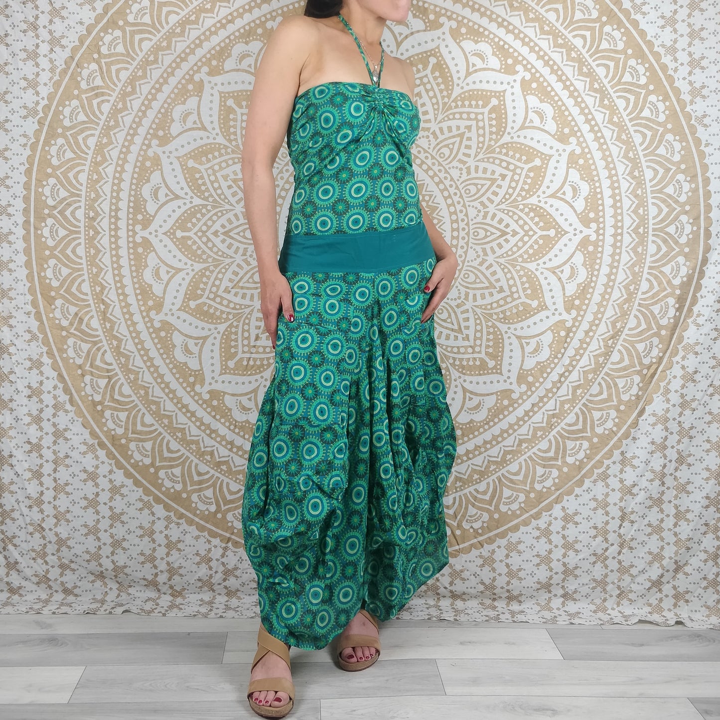 Robe longue Moga en coton. Jupe boule avec poches, décoletté ajustables, épaules dénudées. Imprimé géométrique vert / turquois / bleu.