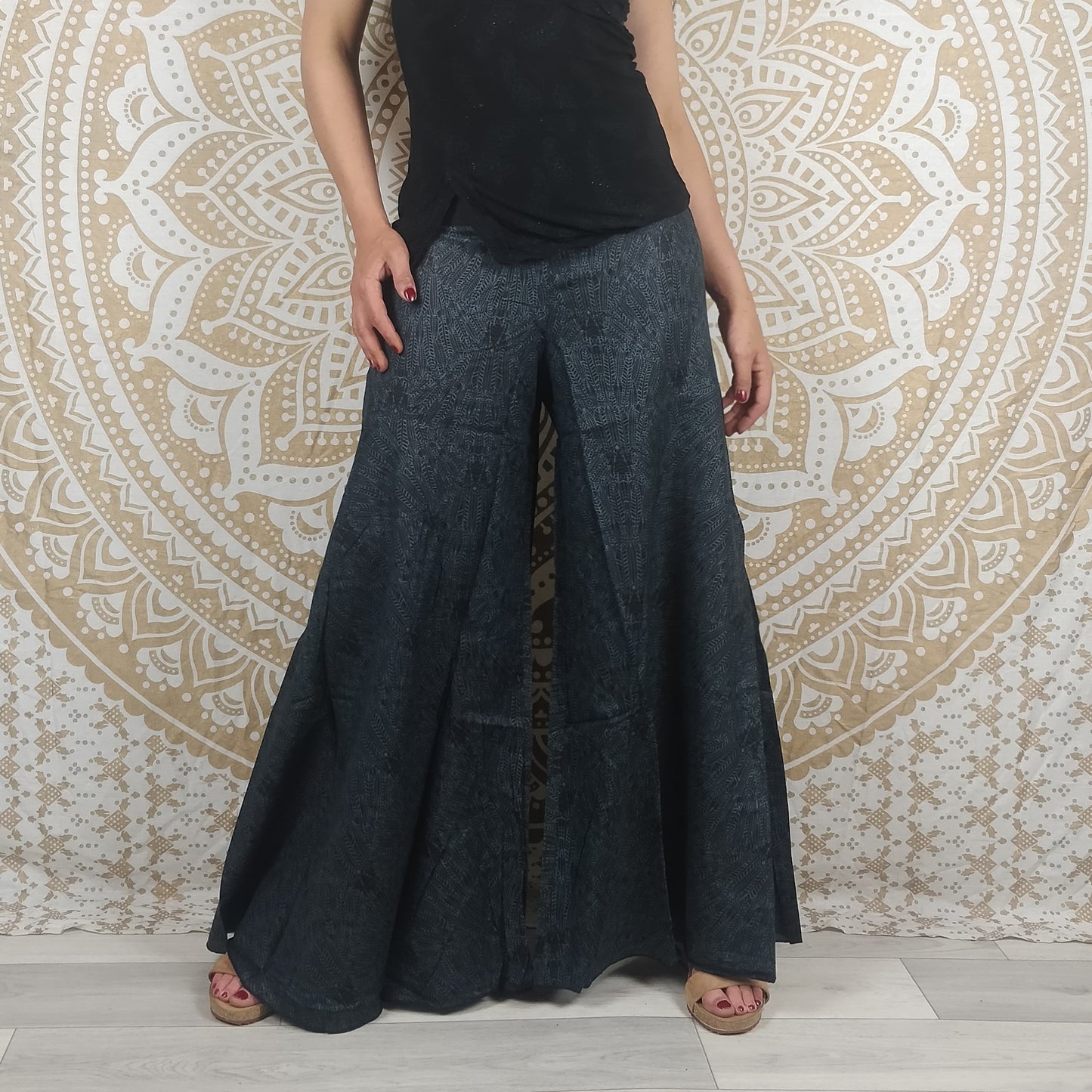 Pantalon Jebra en coton. Coupe ample et évasée, patte d'éléphant. Imprimé plumes grises foncées et noires.