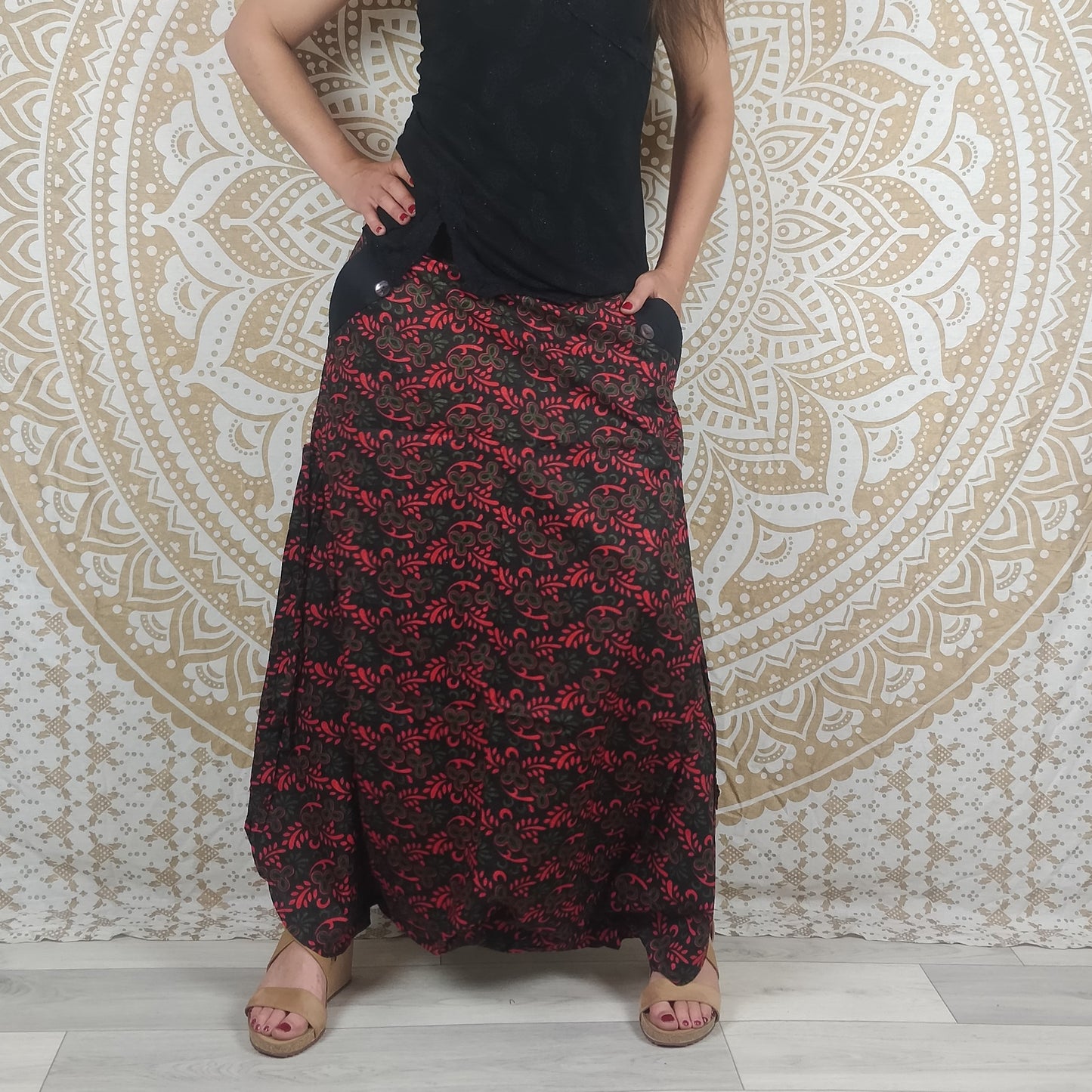 Pantalon Haria en coton. Sarouel / Pantalon-jupe ajustable avec poches. Imprimé rouge, noir et vert.