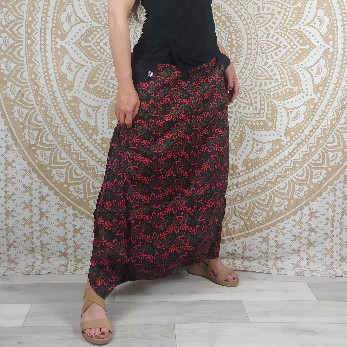 Pantalon Haria en coton. Sarouel / Pantalon-jupe ajustable avec poches. Imprimé rouge, noir et vert.