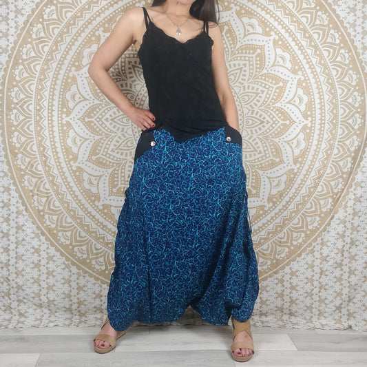 Pantalon Haria en coton. Sarouel / Pantalon-jupe ajustable avec poches. Imprimé bleu.