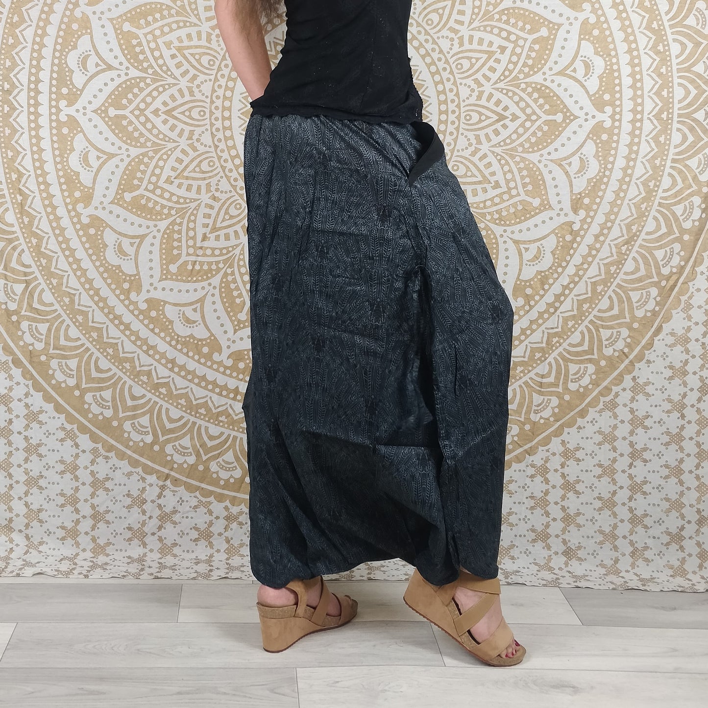 Pantalon Haria en coton. Sarouel / Pantalon-jupe ajustable avec poches. Imprimé plumes grises et noires