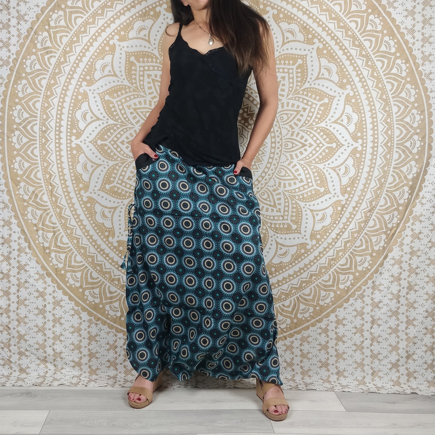 Pantalon Haria en coton. Sarouel / Pantalon-jupe ajustable avec poches. Imprimé géométrique turquois.