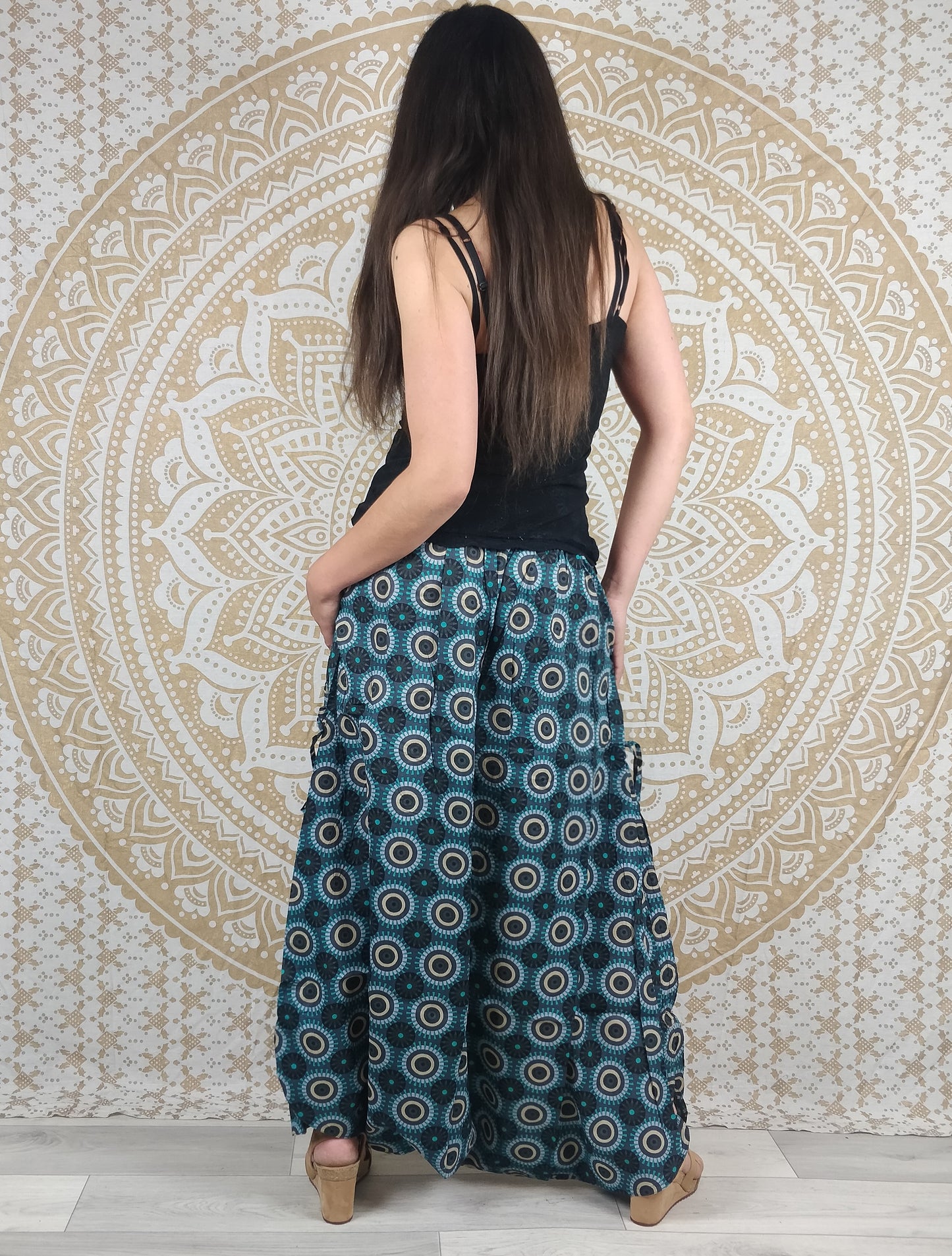 Pantalon Haria en coton. Sarouel / Pantalon-jupe ajustable avec poches. Imprimé géométrique turquois.