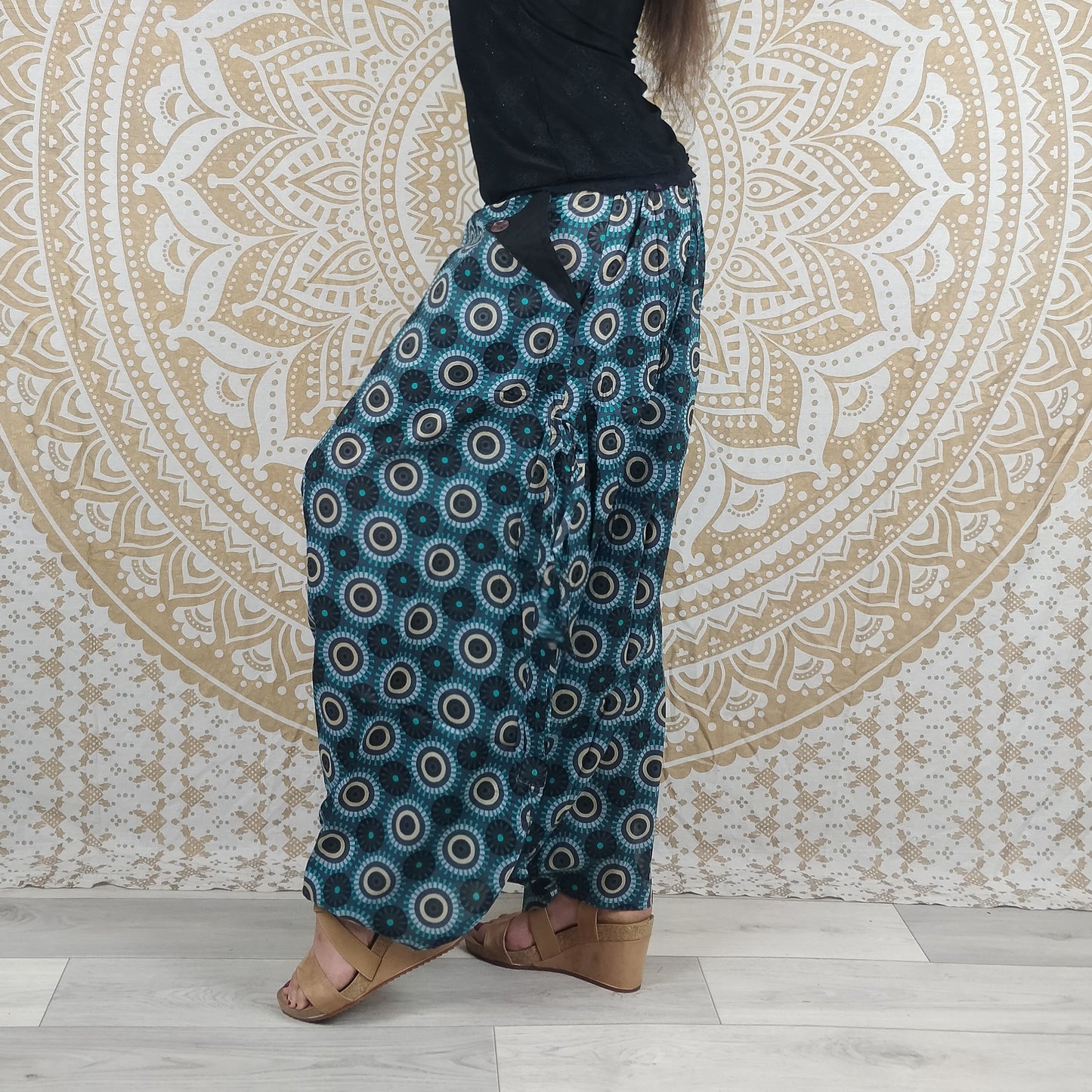 Pantalon Haria en coton. Sarouel / Pantalon-jupe ajustable avec poches. Imprimé géométrique turquois.