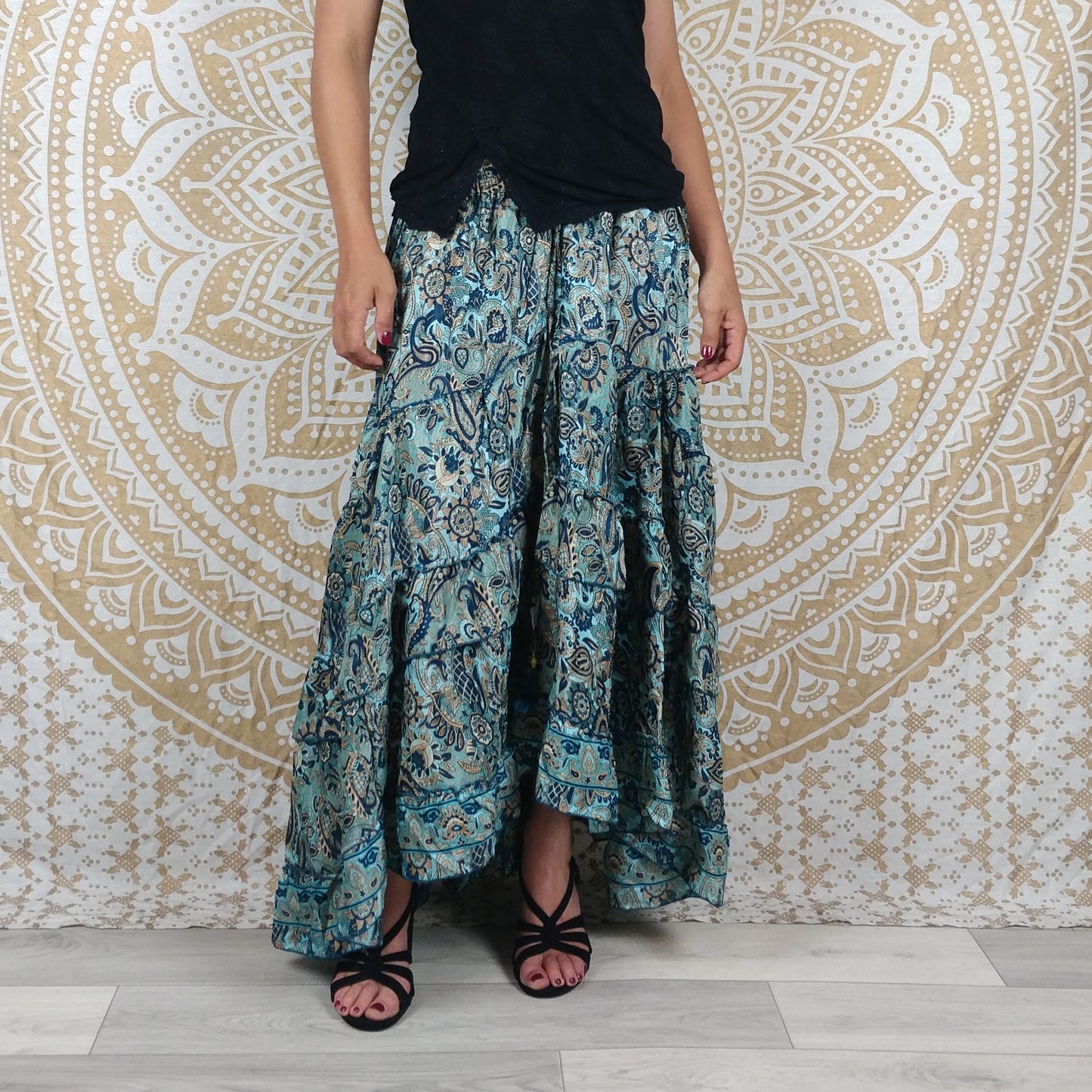 Jeerna langer Rock aus indischer Seide. Verstellbarer Bohemian-Rock. Blau/rosa Paisley-Druck.