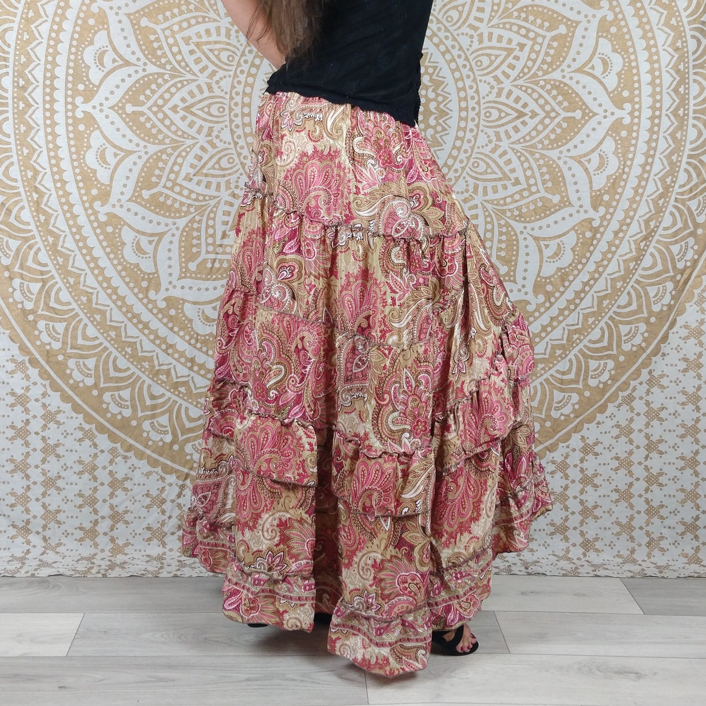 Jeerna langer Rock aus indischer Seide. Verstellbarer Bohemian-Rock. Blau/rosa Paisley-Druck.