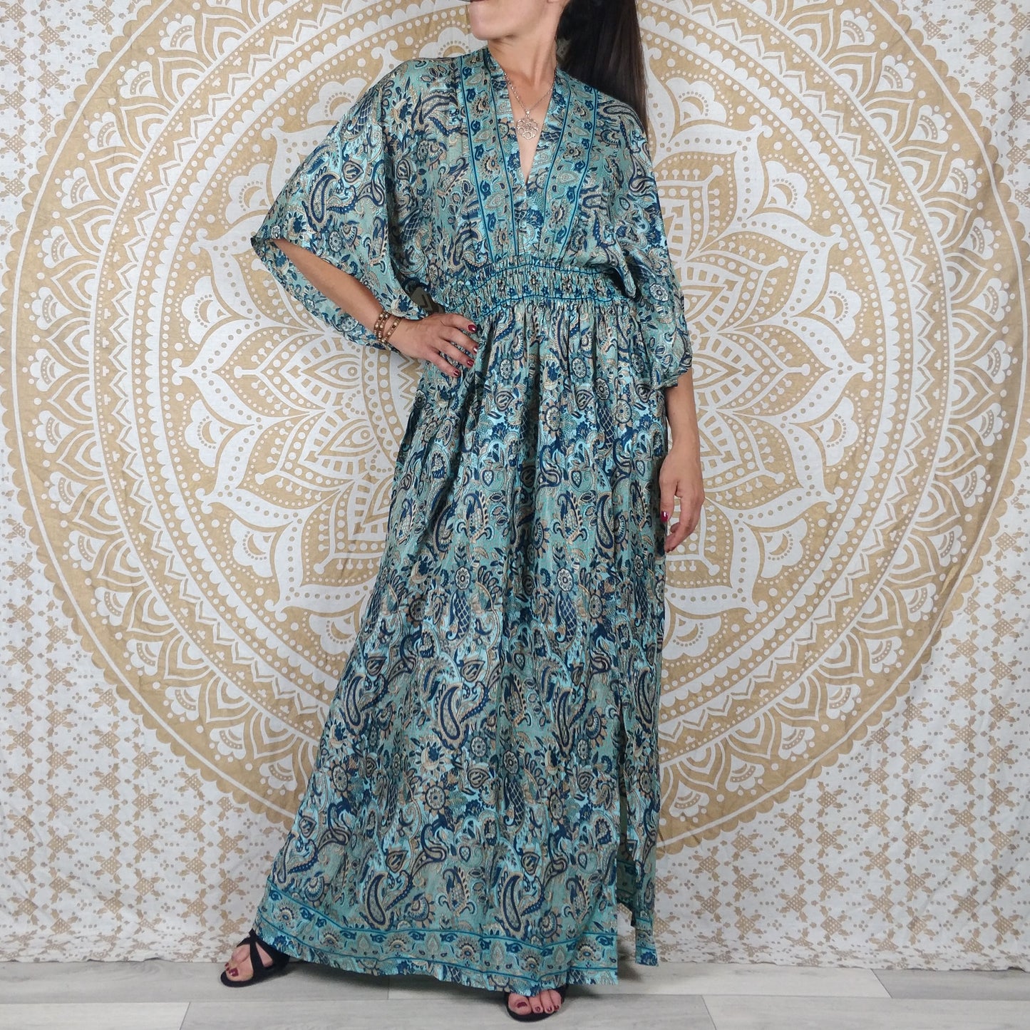 Robe longue Leelka en soie indienne.  Robe bohème fendu et avec col en V. Différentes couleurs.