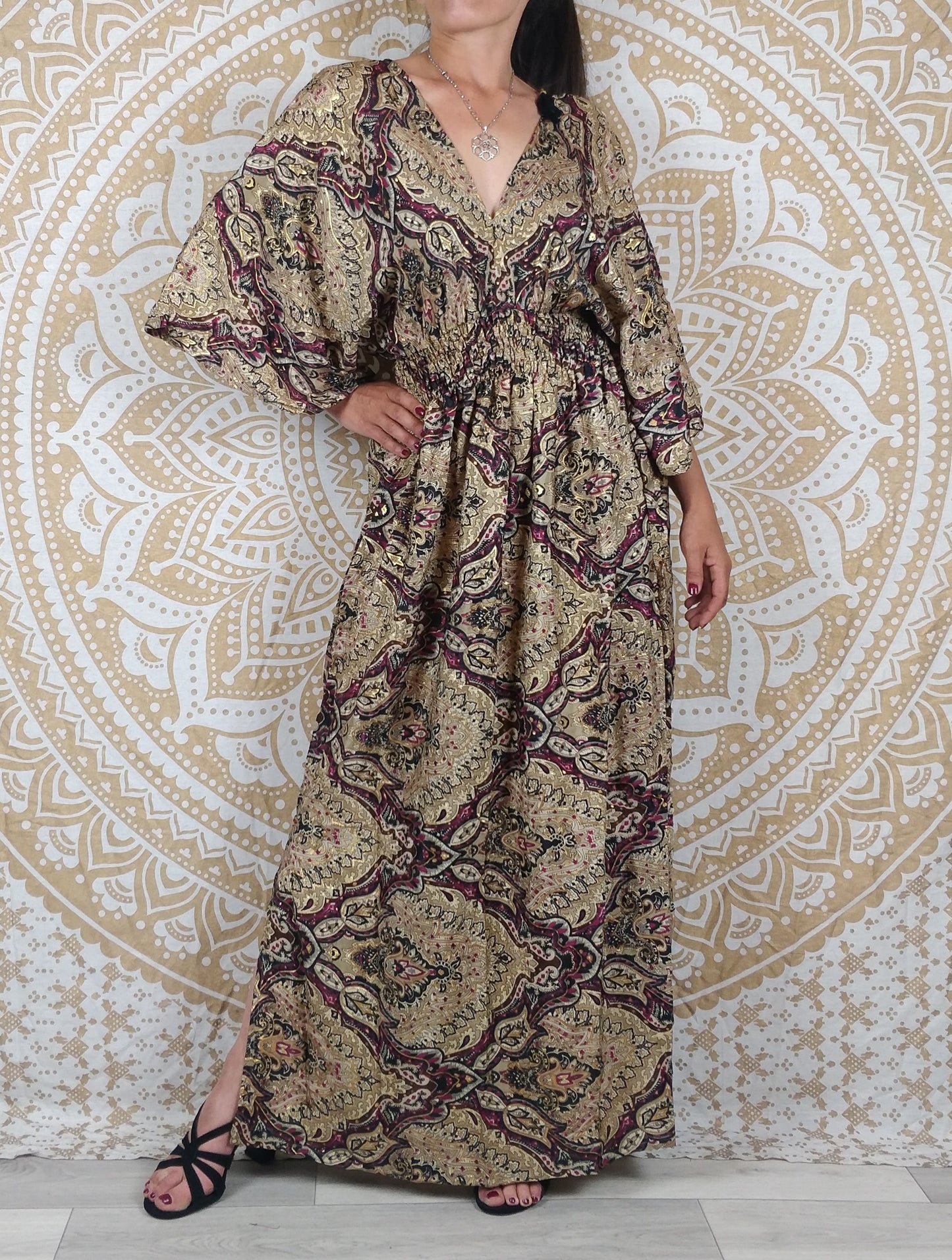 Robe longue Leelka en soie indienne.  Robe bohème fendu et avec col en V. Différentes couleurs.