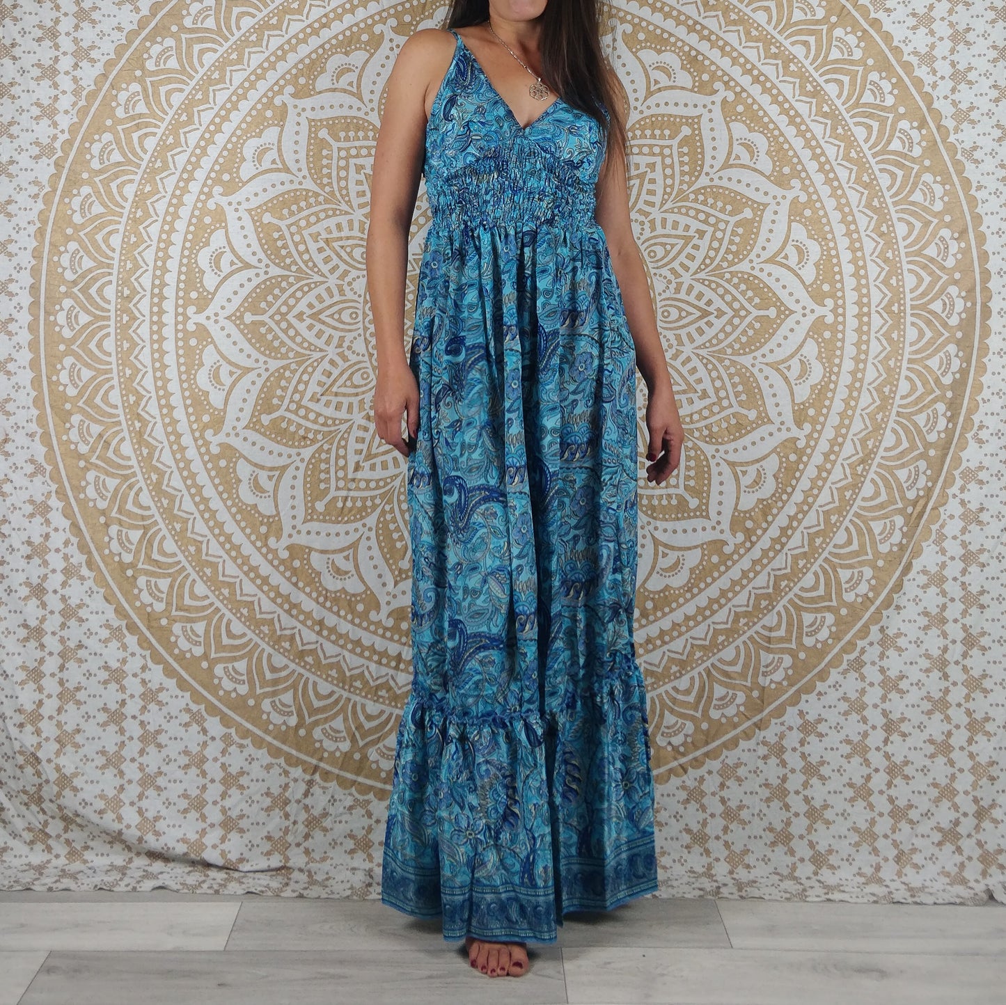 Robe longue Agali en soie indienne. Maxi robe boho avec fines bretelles. Imprimé paisley bleu / orange et beige / jaune, marron, blanc /rose