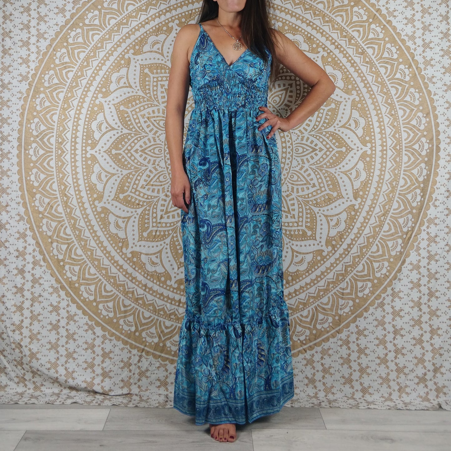 Robe longue Agali en soie indienne. Maxi robe boho avec fines bretelles. Imprimé paisley bleu / orange et beige / jaune, marron, blanc /rose