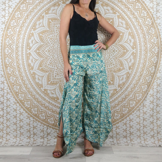 Pantalon femme Lubbha en soie indienne. Coupe évasé, fendu sur les côtés. Imprimé fleuri bleu et blanc.