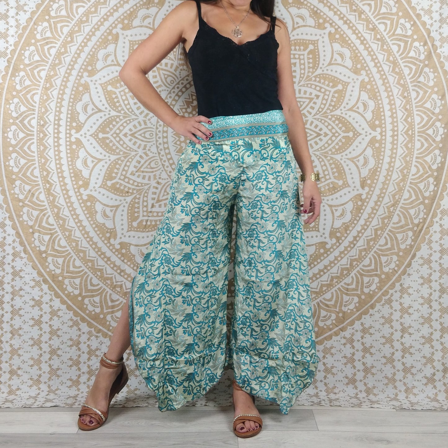 Pantalon femme Lubbha en soie indienne. Coupe évasé, fendu sur les côtés. Imprimé fleuri bleu et blanc.