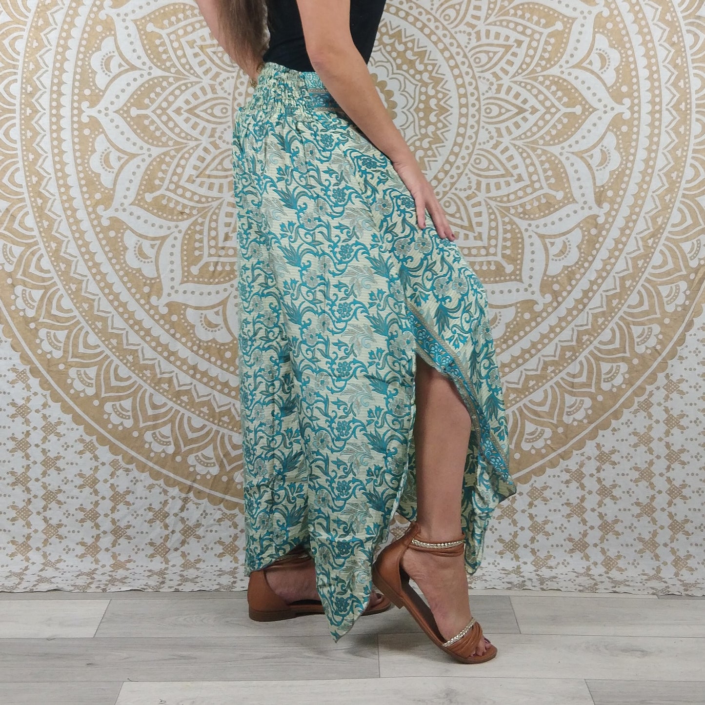 Pantalon femme Lubbha en soie indienne. Coupe évasé, fendu sur les côtés. Imprimé fleuri bleu et blanc.