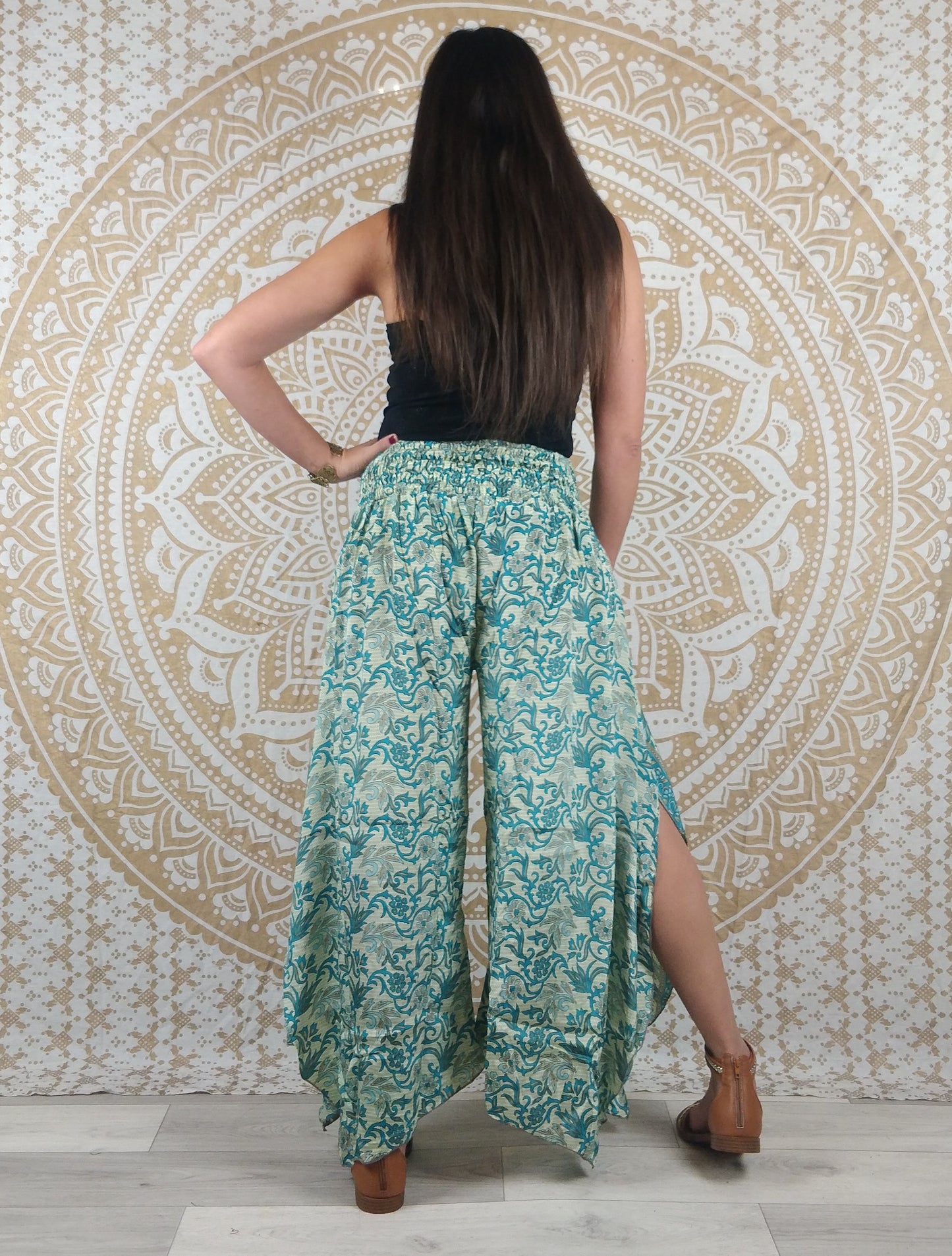 Pantalon femme Lubbha en soie indienne. Coupe évasé, fendu sur les côtés. Imprimé fleuri bleu et blanc.