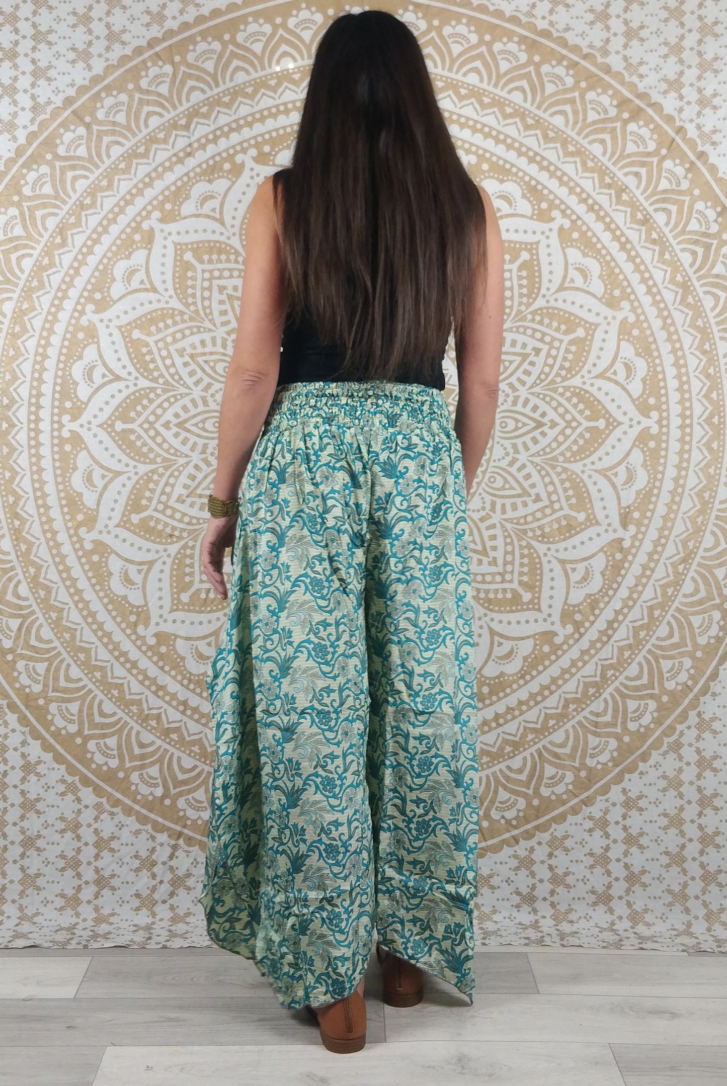 Pantalon femme Lubbha en soie indienne. Coupe évasé, fendu sur les côtés. Imprimé fleuri bleu et blanc.