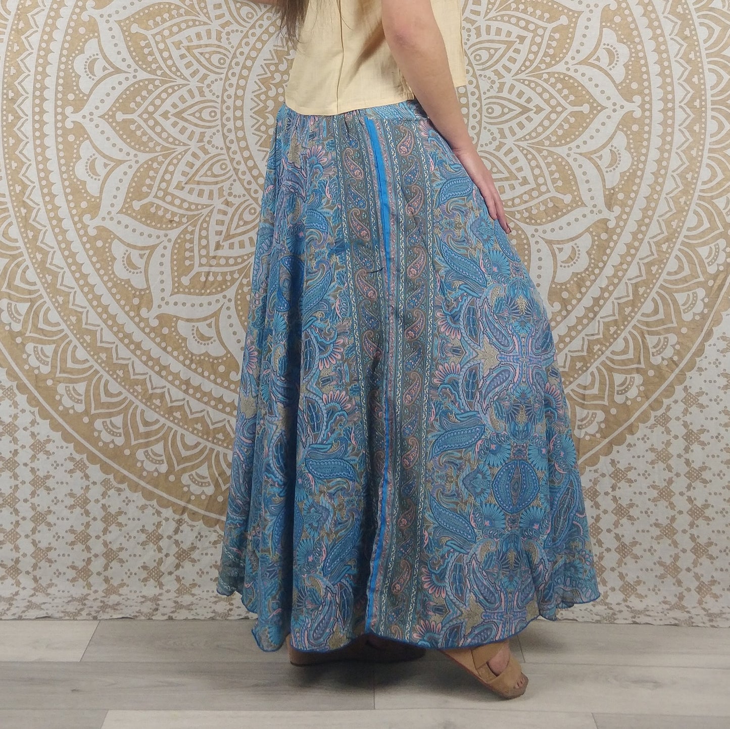 Jupe longue femme Saneha en soie indienne. Maxi jupe bohème évasée. Imprimé ethnique paisley bleu / fleuri bleu.