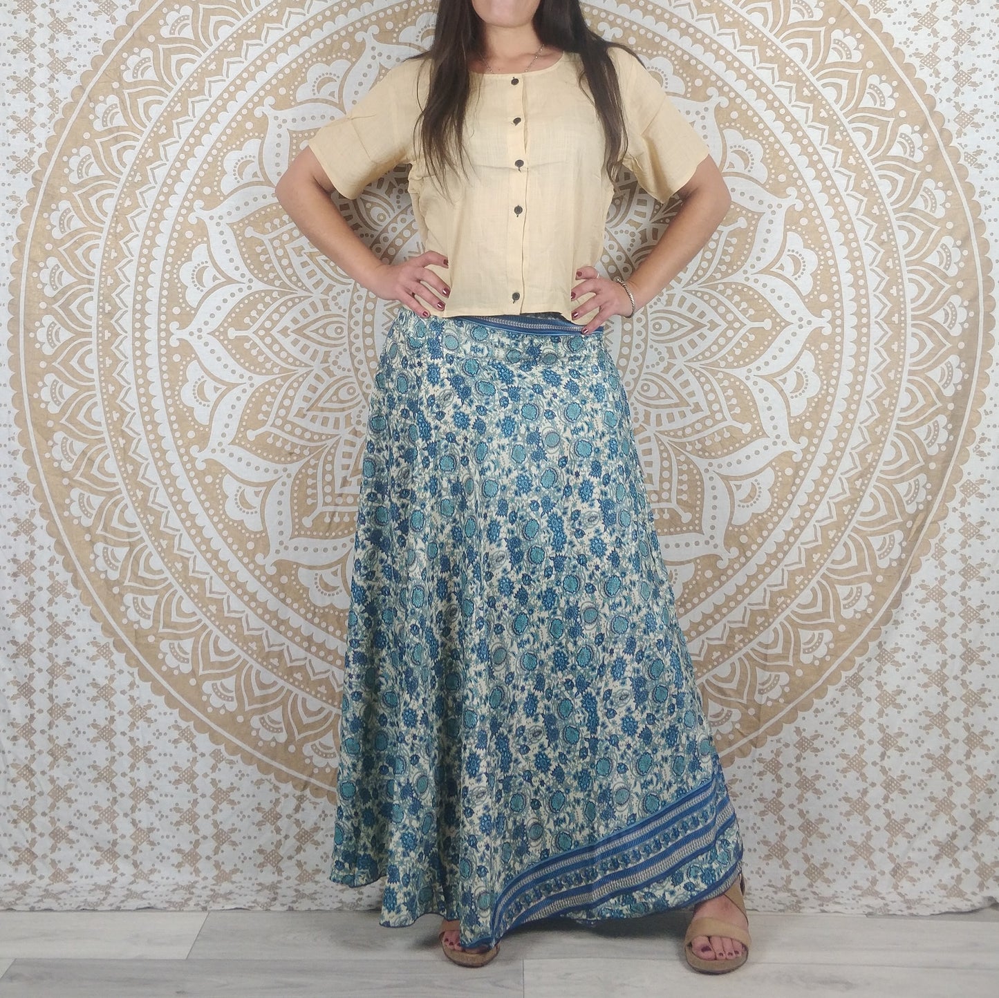 Jupe longue femme Saneha en soie indienne. Maxi jupe bohème évasée. Imprimé ethnique paisley bleu / fleuri bleu.