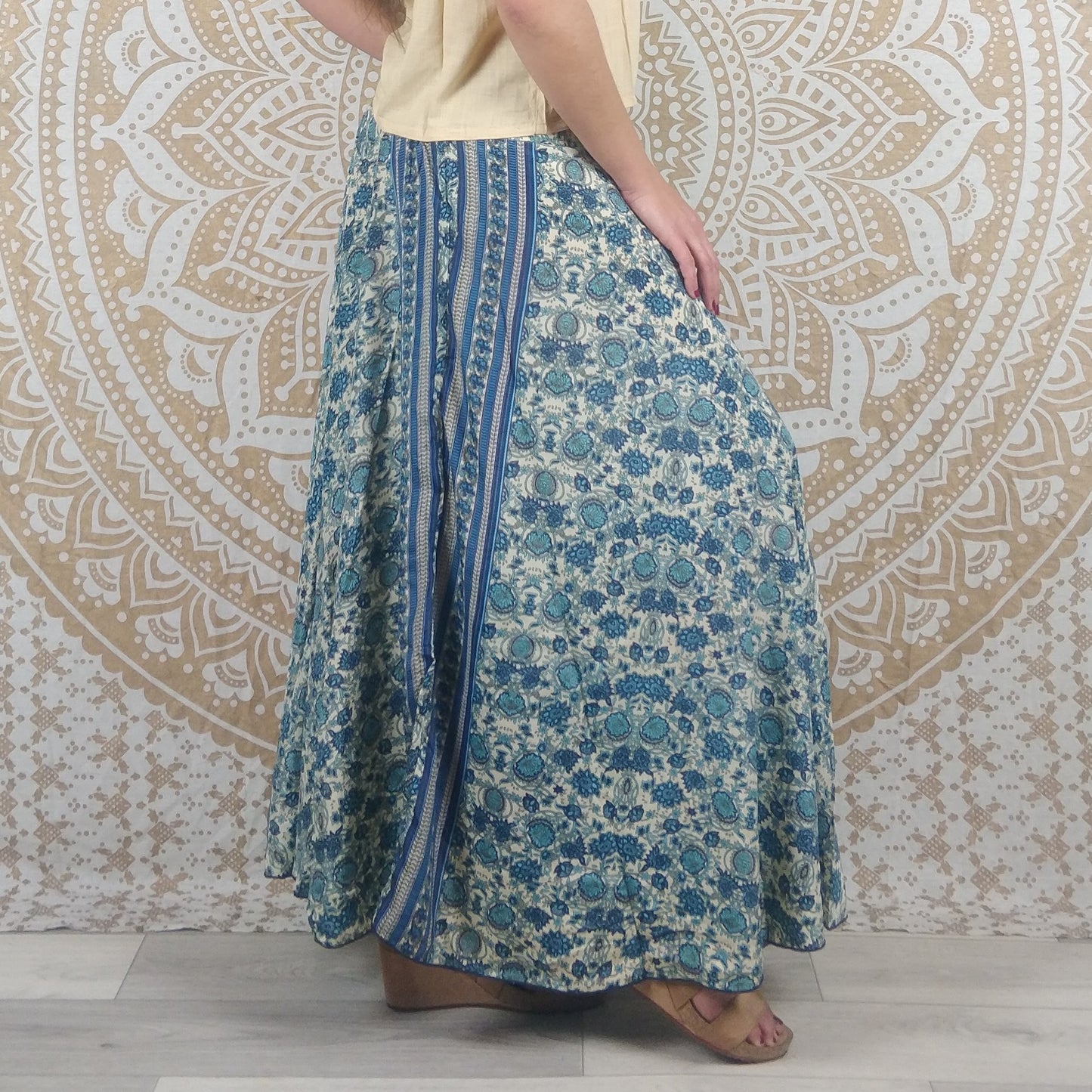 Jupe longue femme Saneha en soie indienne. Maxi jupe bohème évasée. Imprimé ethnique paisley bleu / fleuri bleu.