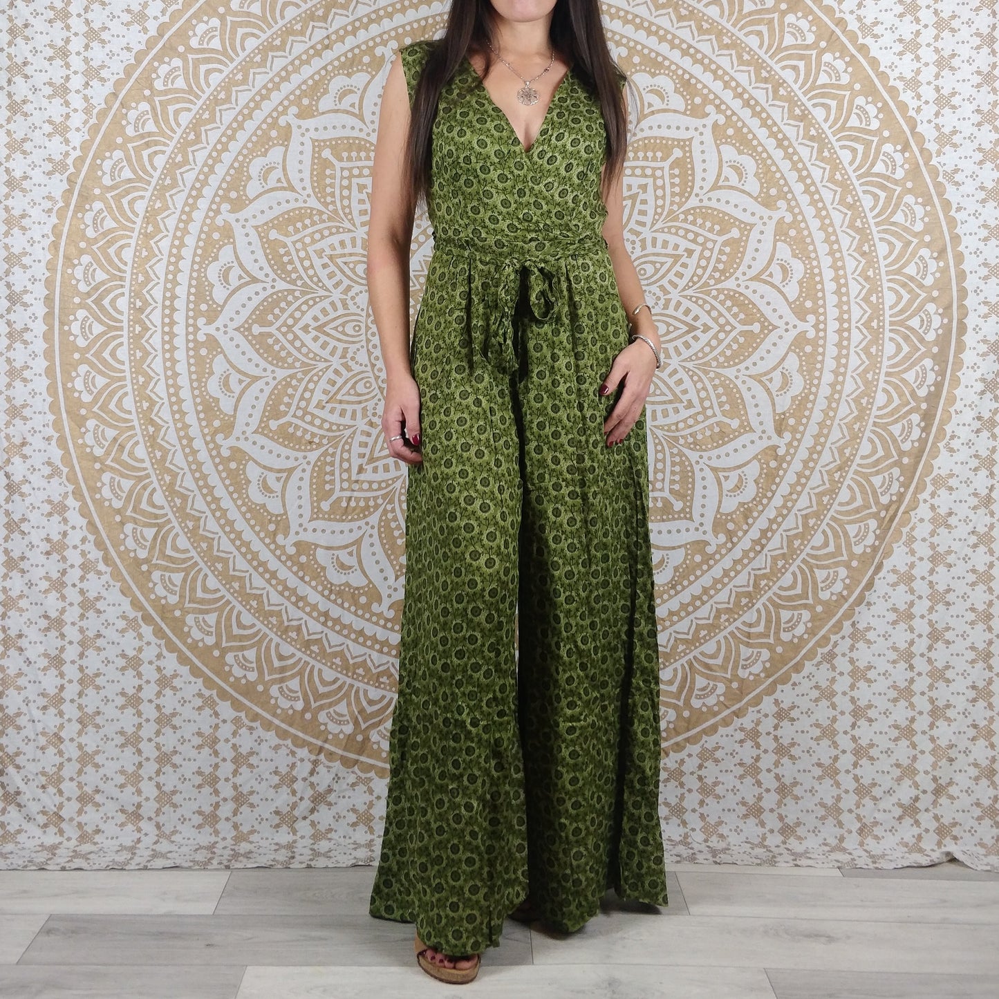 Combinaison femme Odisha. Jumpsuit ajustée et évasée, jambes larges. Imprimé vert.