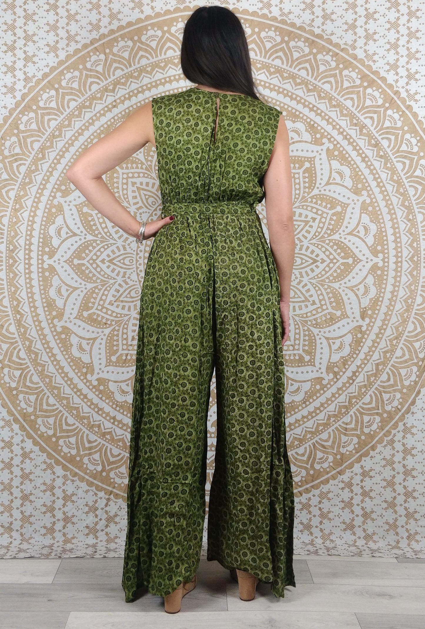 Combinaison femme Odisha. Jumpsuit ajustée et évasée, jambes larges. Imprimé vert.