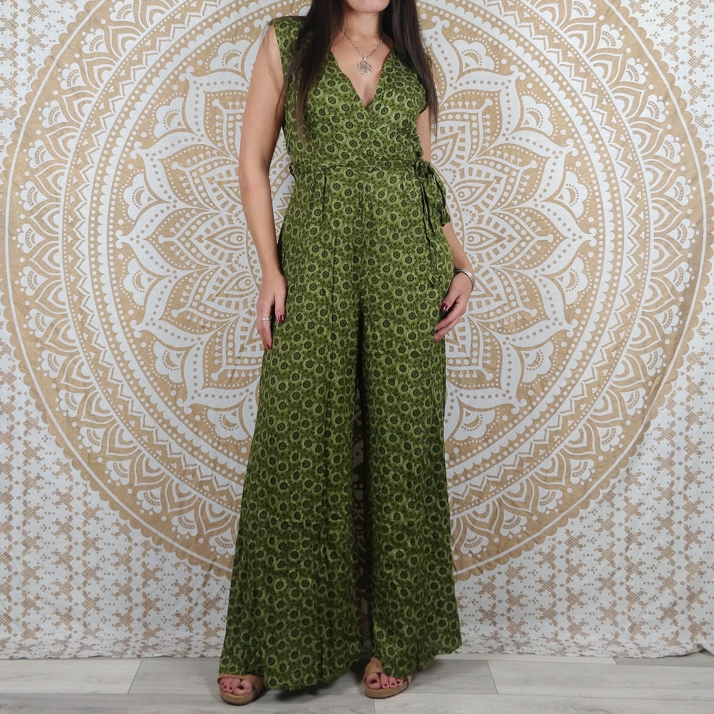 Combinaison femme Odisha. Jumpsuit ajustée et évasée, jambes larges. Imprimé vert.