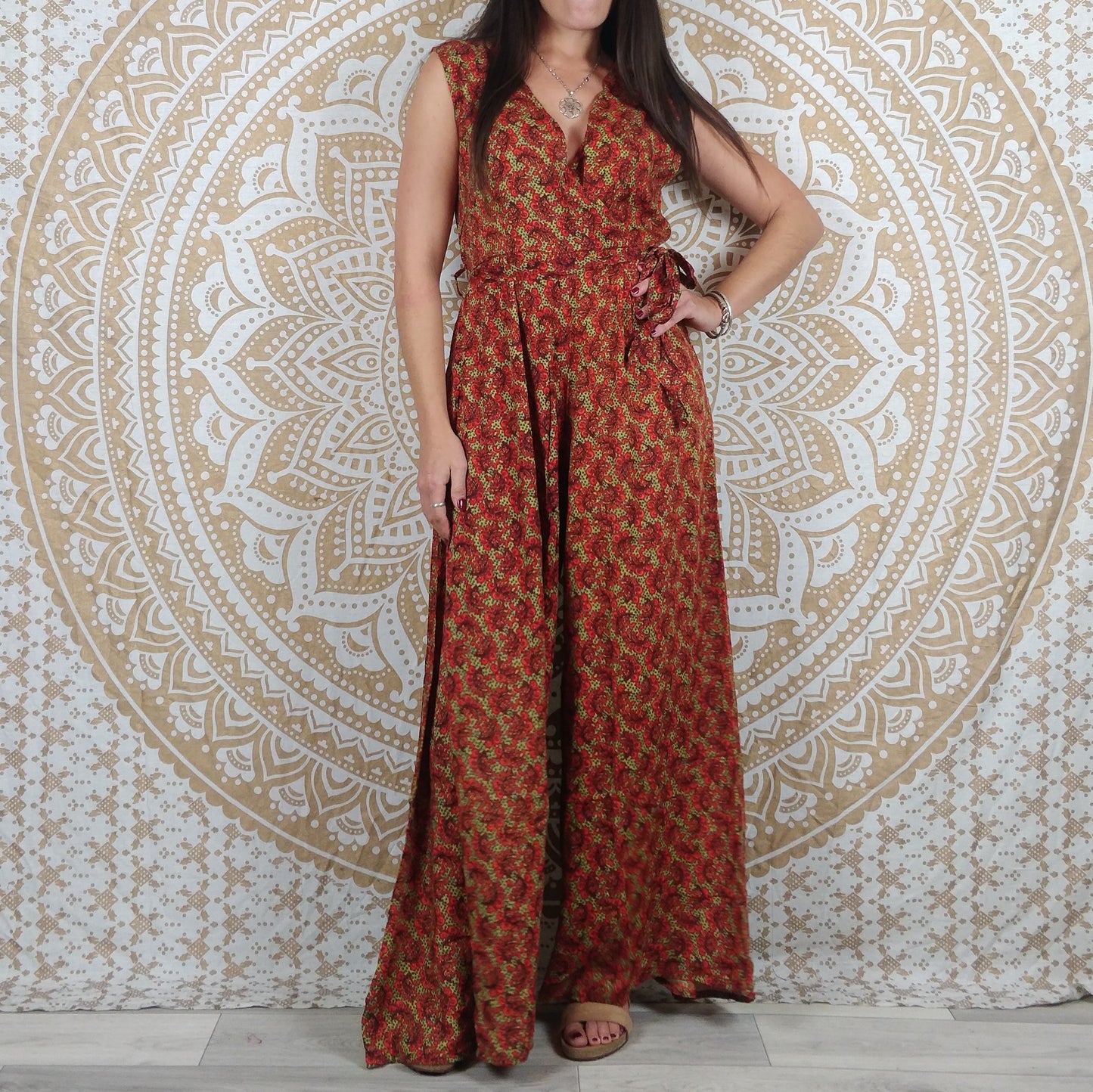 Combinaison femme Odisha. Jumpsuit ajustée et évasée, jambes larges. Imprimé ethnique rouge.