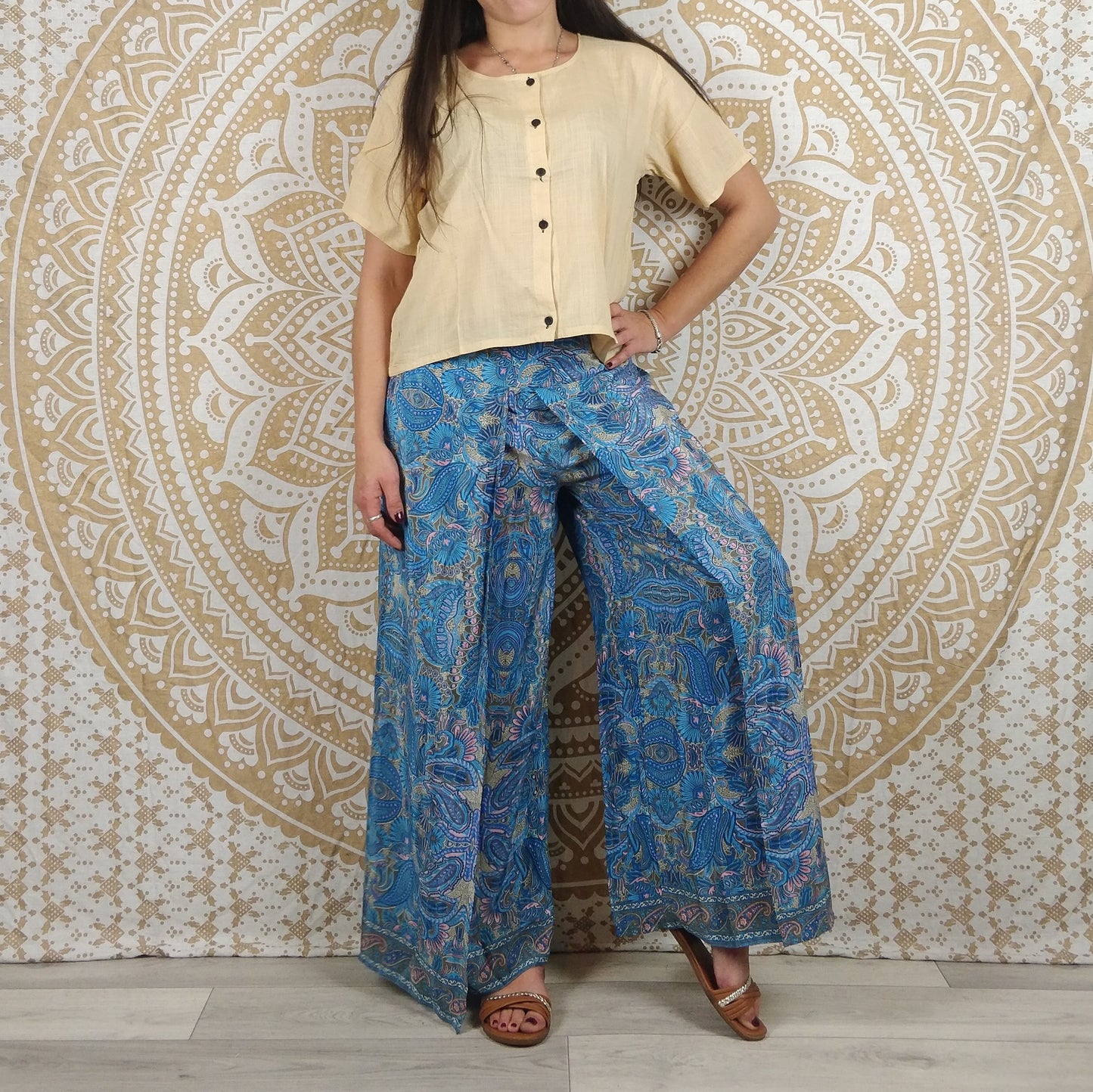 Pantalon Sikar en soie indienne. Pantalon ample, ouvert sur les cotés. Imprimé bleu marron et rose.