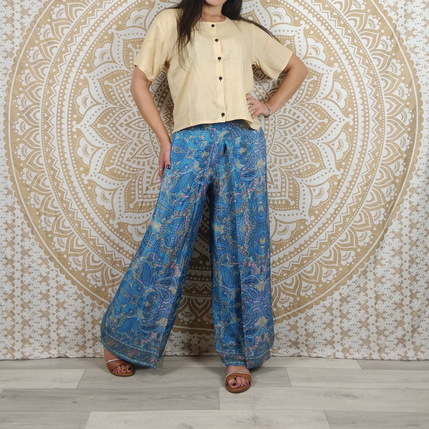 Pantalon Sikar en soie indienne. Pantalon ample, ouvert sur les cotés. Imprimé bleu marron et rose.