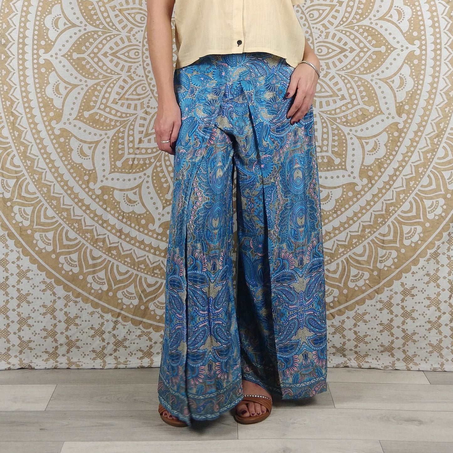 Pantalon Sikar en soie indienne. Pantalon ample, ouvert sur les cotés. Imprimé bleu marron et rose.