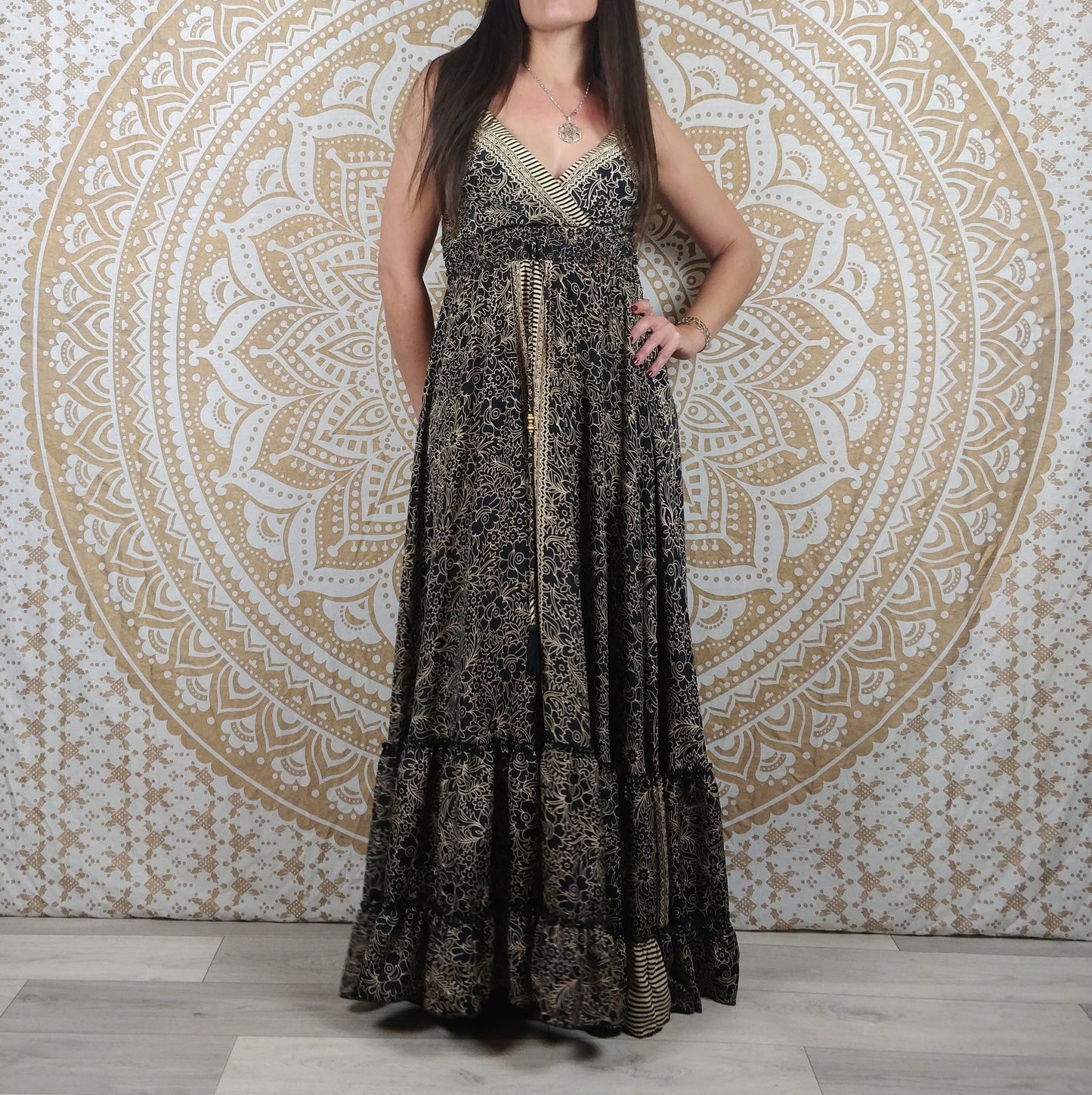 Robe longue femme Sareya en soie indienne. Maxi robe bohème ajustée et évasée. Imprimé paisley noir.