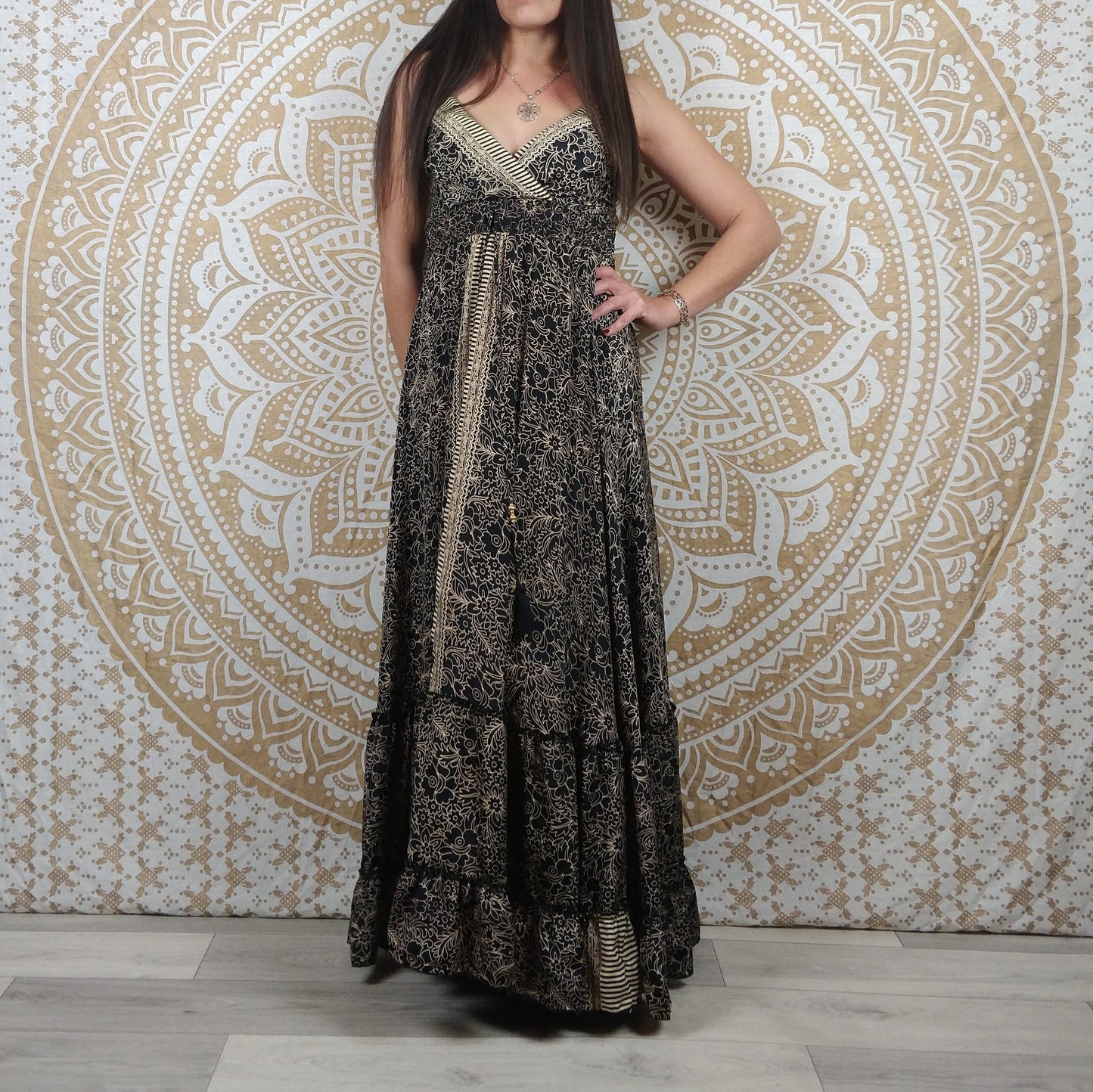 Robe longue femme Sareya en soie indienne. Maxi robe bohème ajustée et évasée. Imprimé paisley noir.