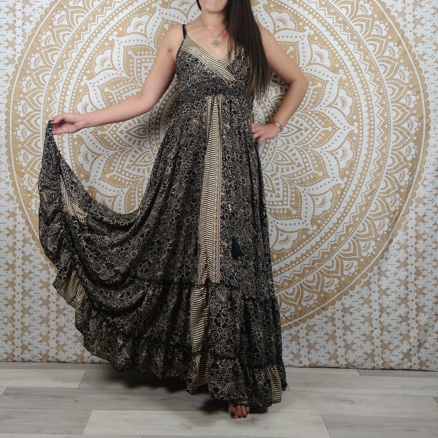 Robe longue femme Sareya en soie indienne. Maxi robe bohème ajustée et évasée. Imprimé paisley noir.