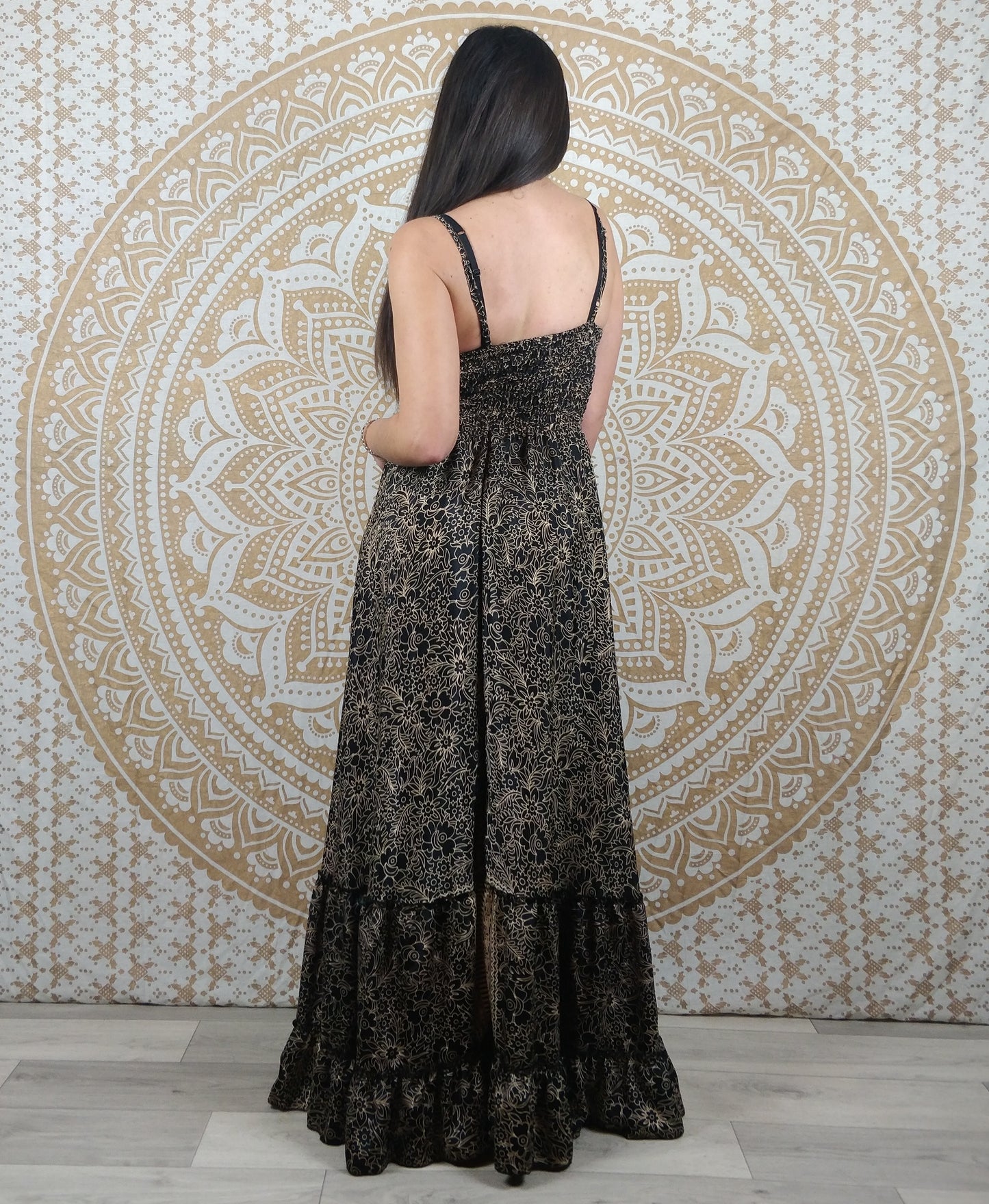 Robe longue femme Sareya en soie indienne. Maxi robe bohème ajustée et évasée. Imprimé paisley noir.