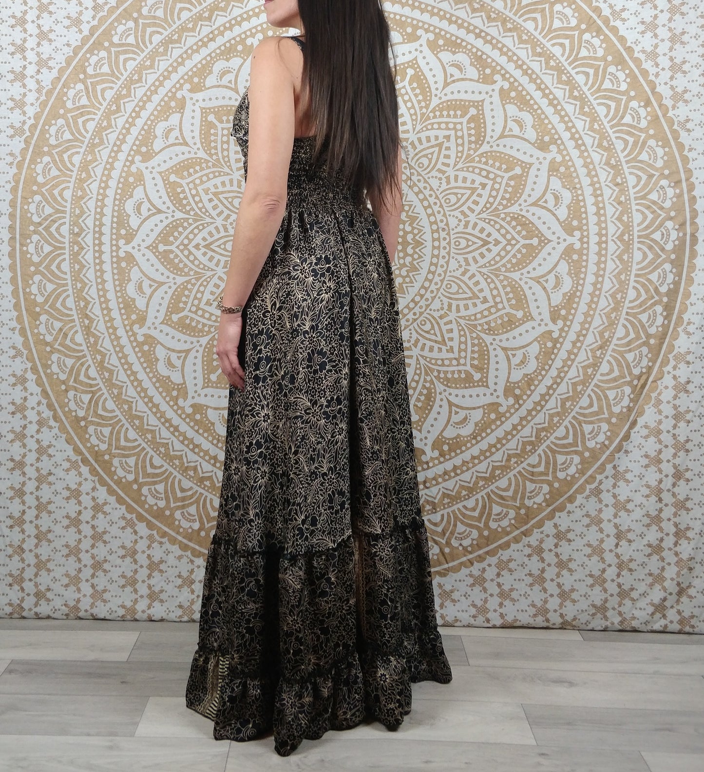 Robe longue femme Sareya en soie indienne. Maxi robe bohème ajustée et évasée. Imprimé paisley noir.