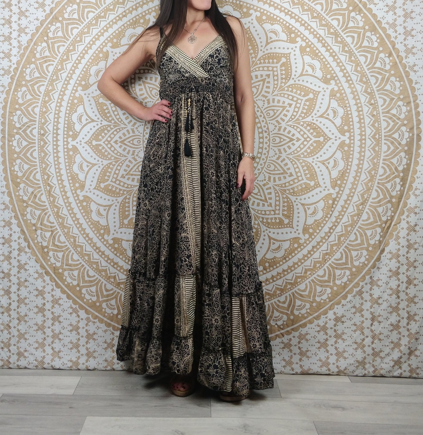 Robe longue femme Sareya en soie indienne. Maxi robe bohème ajustée et évasée. Imprimé paisley noir.