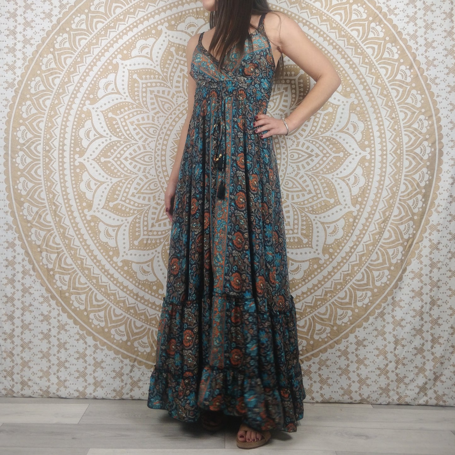 Robe longue femme Sareya en soie indienne. Maxi robe bohème ajustée et évasée. Imprimé fleuri noir, bleu et marron.