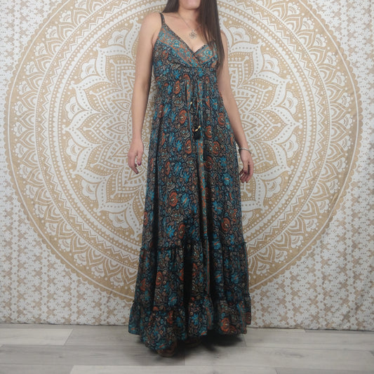 Robe longue femme Sareya en soie indienne. Maxi robe bohème ajustée et évasée. Imprimé fleuri noir, bleu et marron.