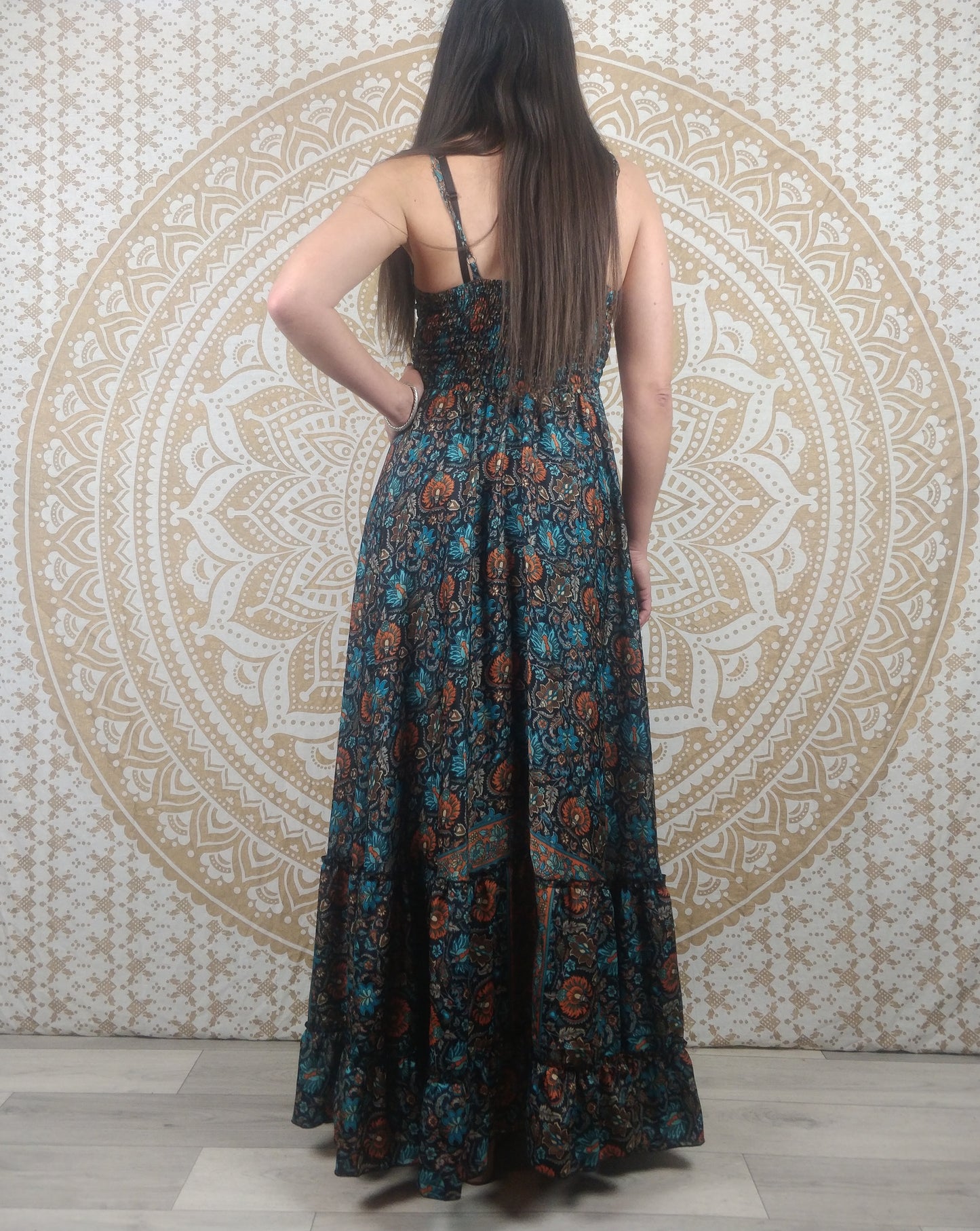 Robe longue femme Sareya en soie indienne. Maxi robe bohème ajustée et évasée. Imprimé fleuri noir, bleu et marron.