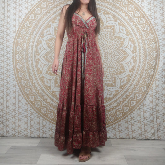 Robe longue femme Sareya en soie indienne. Maxi robe bohème ajustée et évasée. Imprimé paisley rouge.